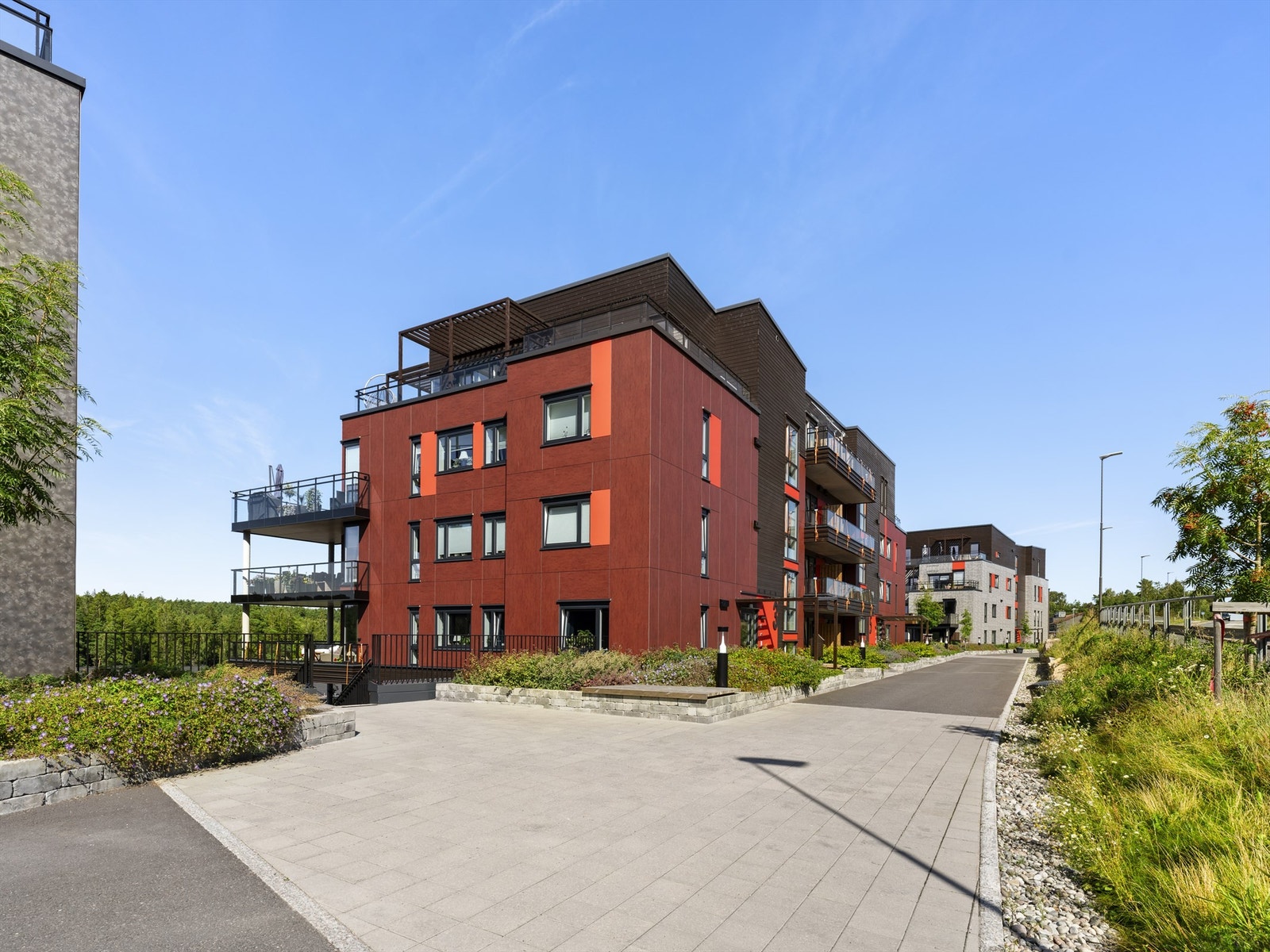Rådalslia er et helt nytt og moderne boligområde midt mellom byene. Sameiet består av i alt 97 seksjoner. Galleribilde