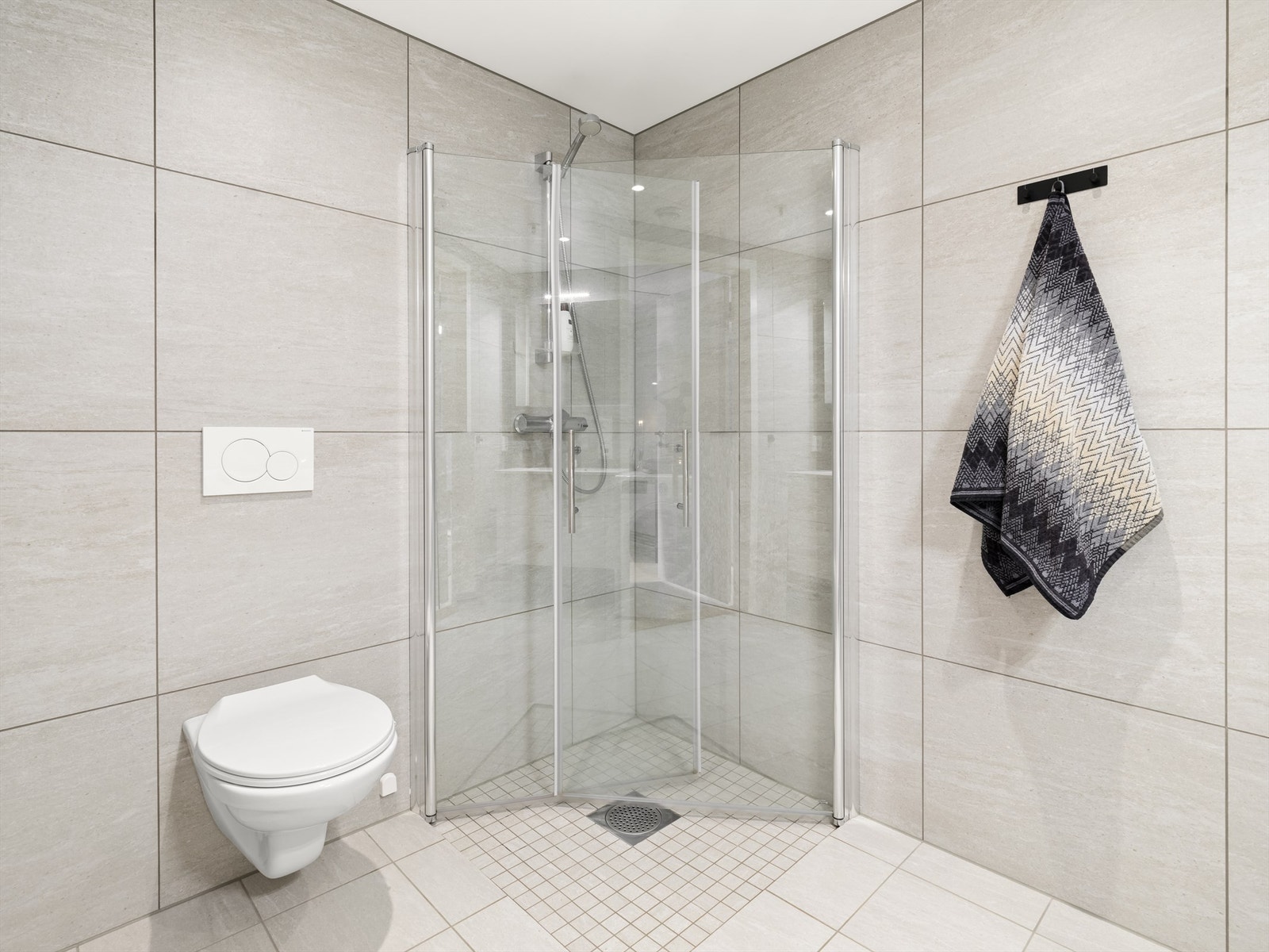 Plassbesparende dusjdører kan svinges inn ved behov for å maksimere den tilgjengelige gulvflaten på badet. Galleribilde