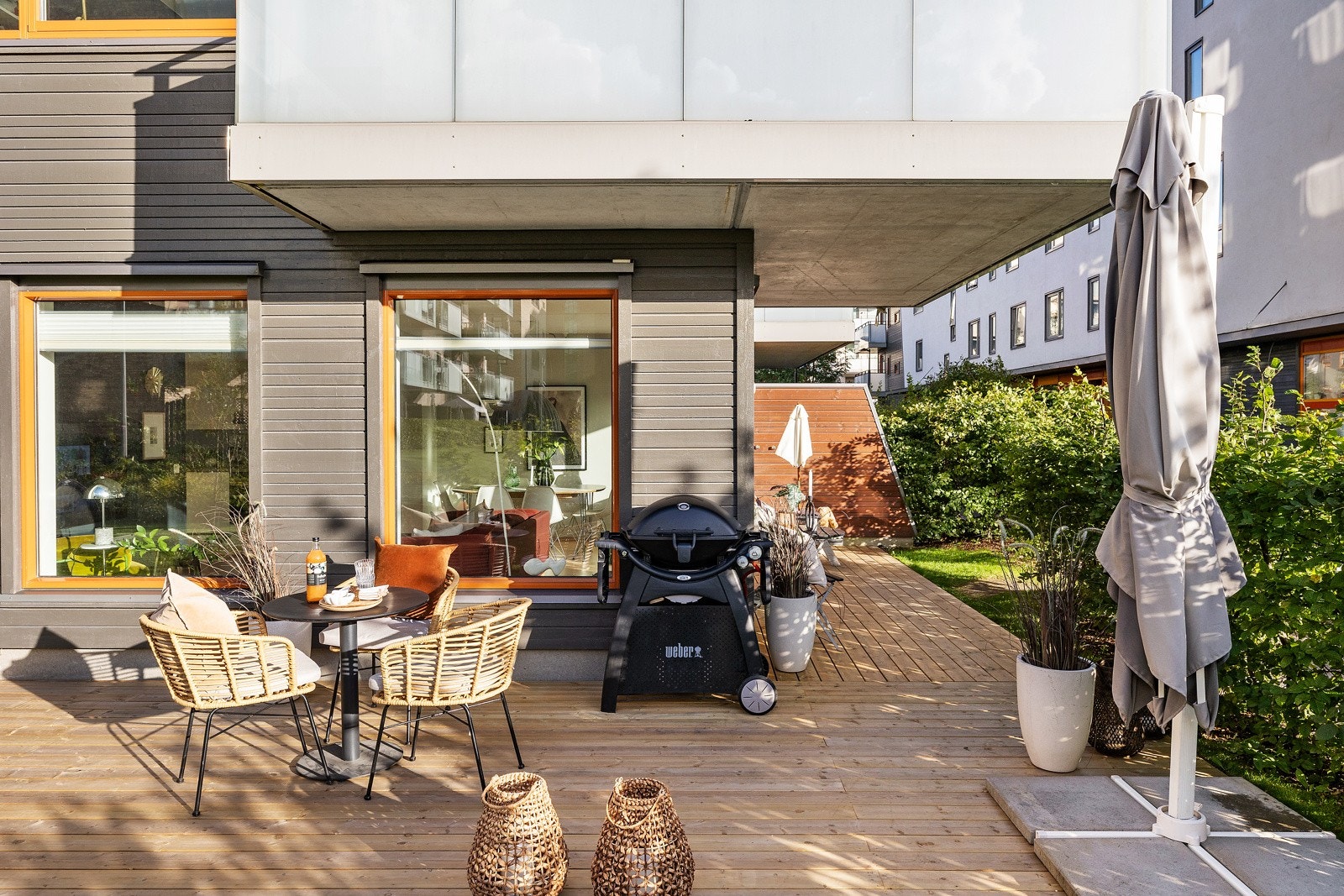 Terrassen strekker seg langs husveggen til langsiden av bygget Galleribilde
