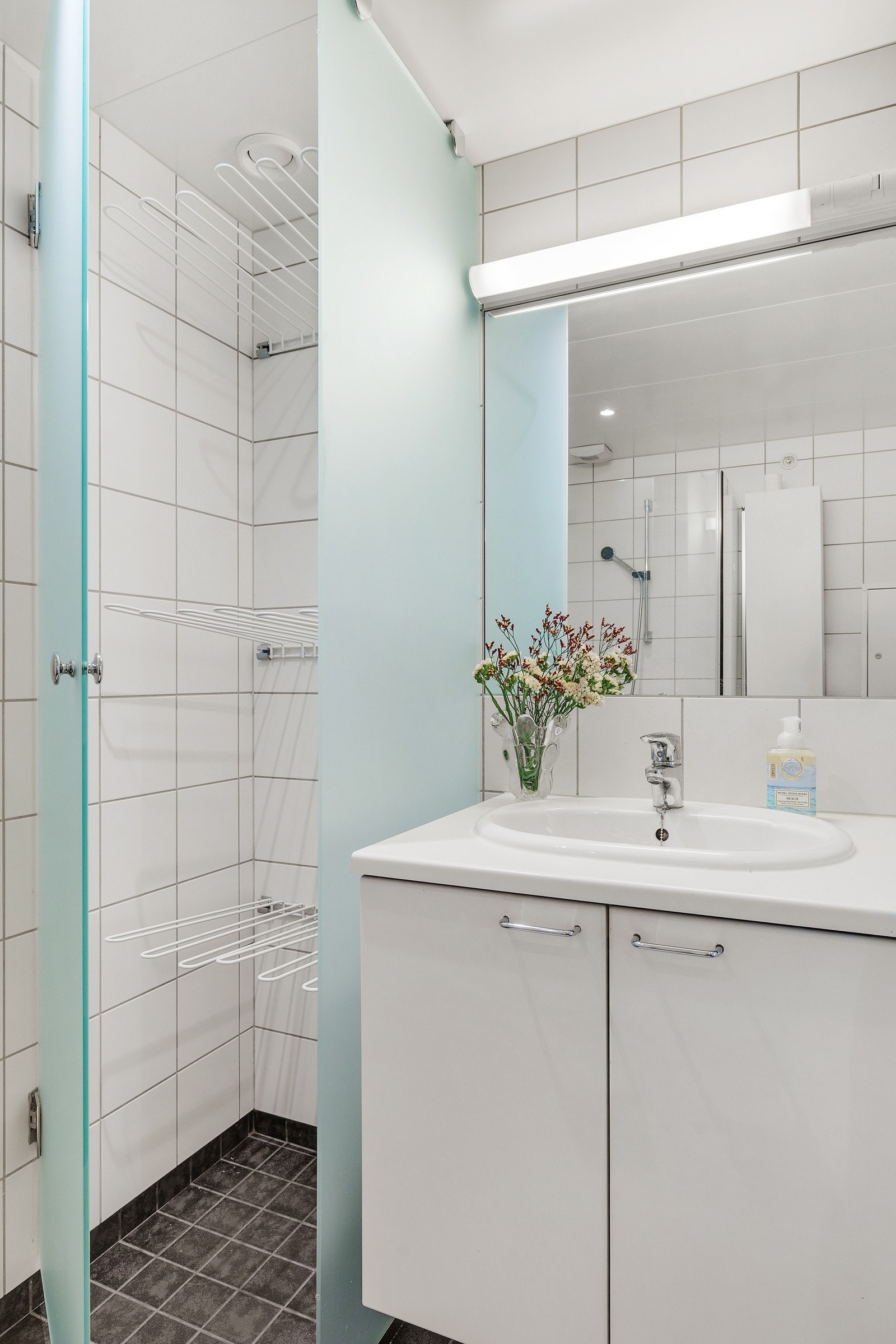 Praktisk tørkenisje på badet med avtrekksventil i tak Galleribilde