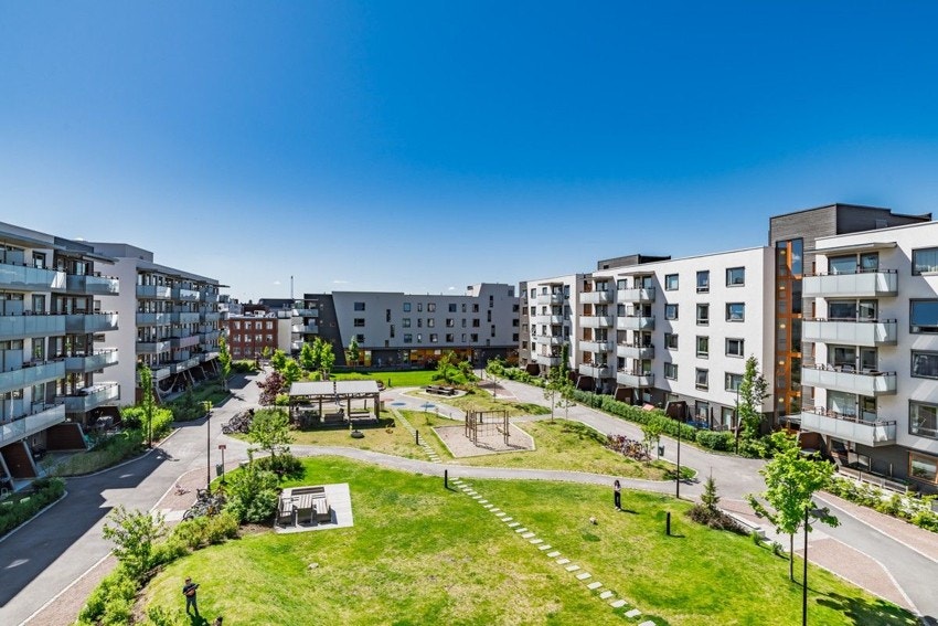Fellesområdet er pent opparbeidet og det er god avstand fra leiligheten til annen bebyggelse Galleribilde
