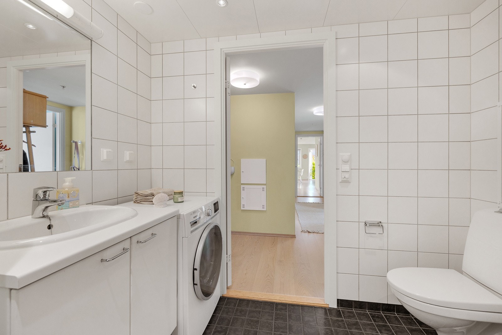 Praktisk og stort bad med opplegg for vaskemaskin og med plass til tørketrommel Galleribilde
