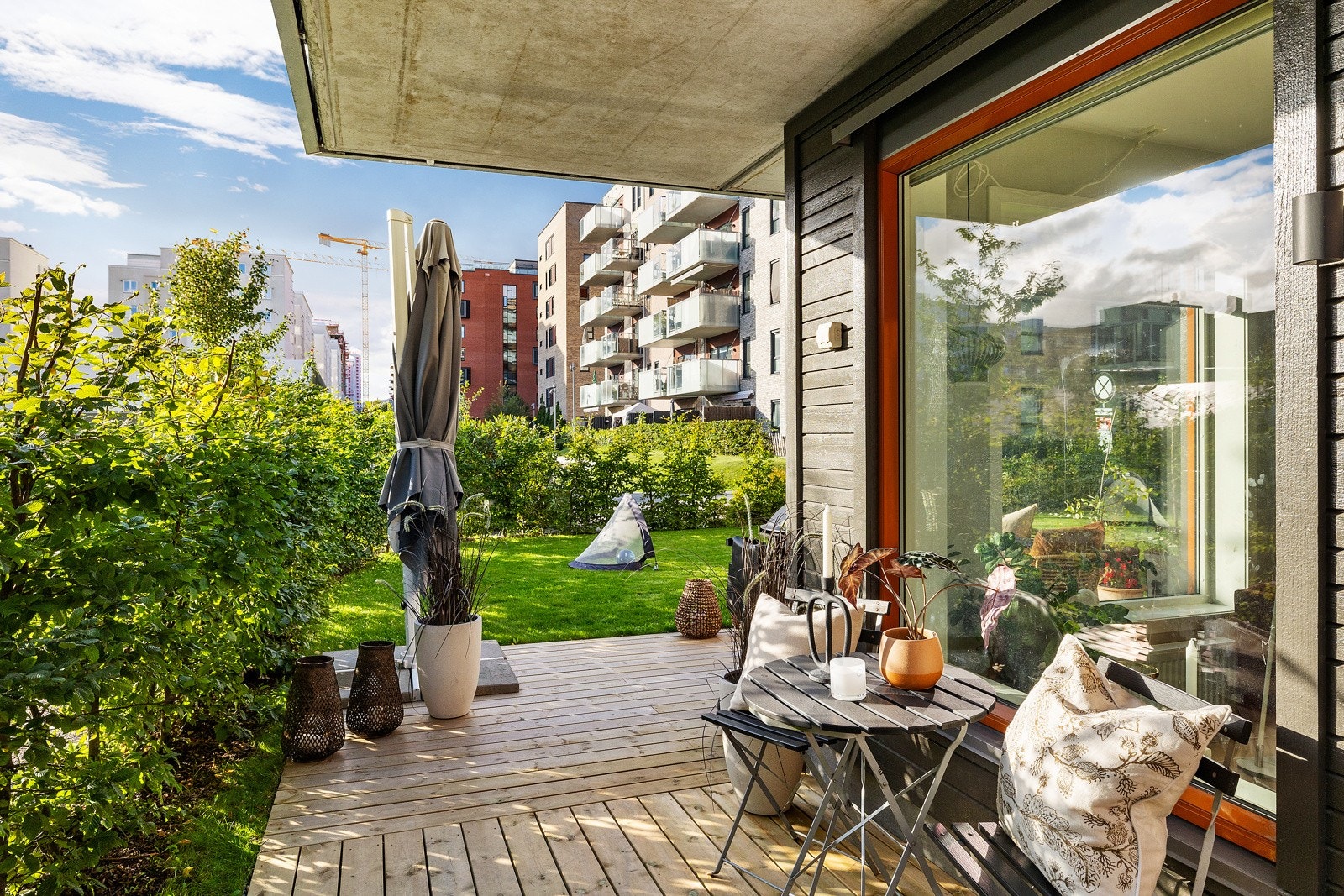 Med så stor markterrasse og hage er det bare fantasien som setter grenser for hva en kan bruke uteplassen til Galleribilde