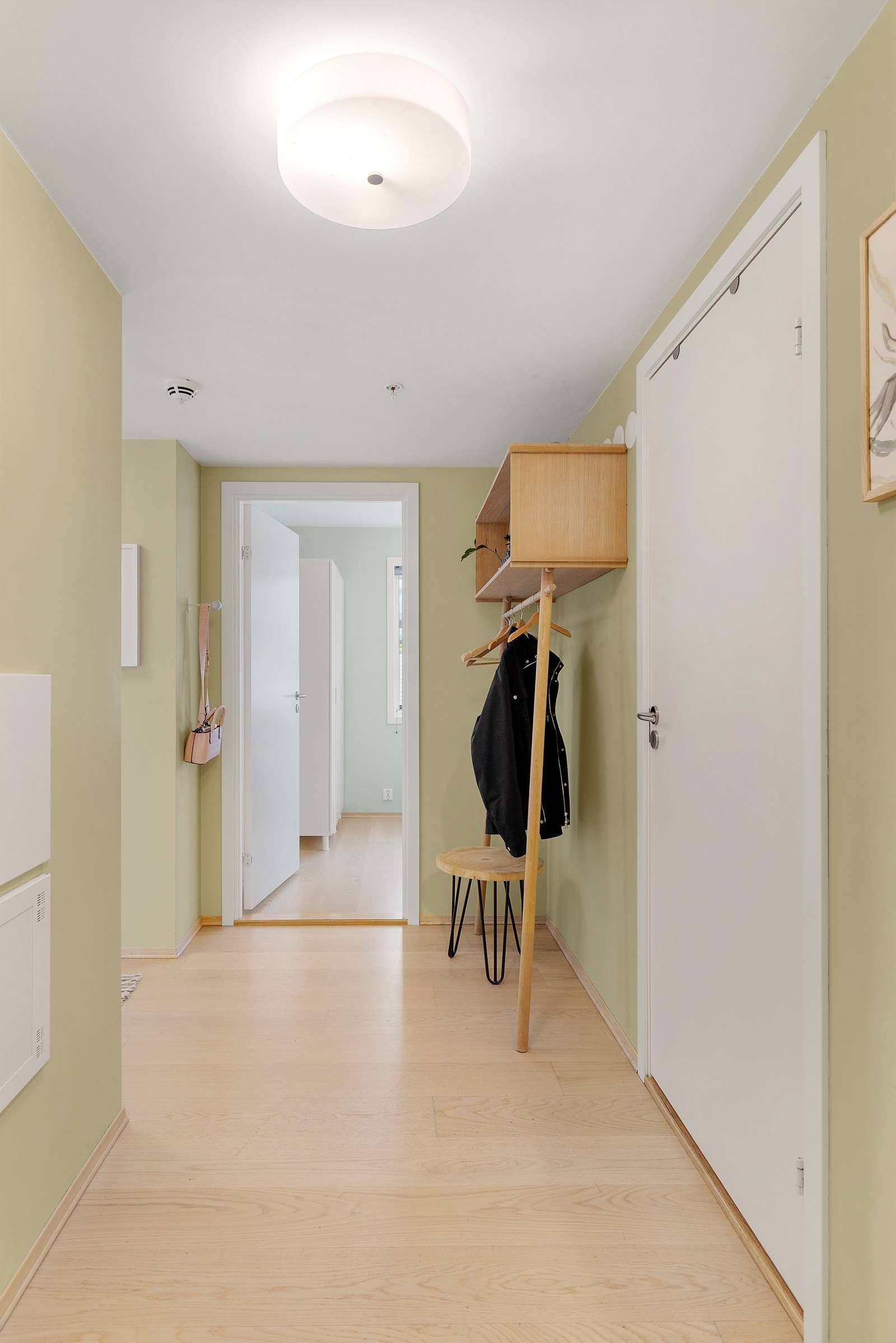 Innredet entré med plass til å sette fra seg sko og yttertøy Galleribilde