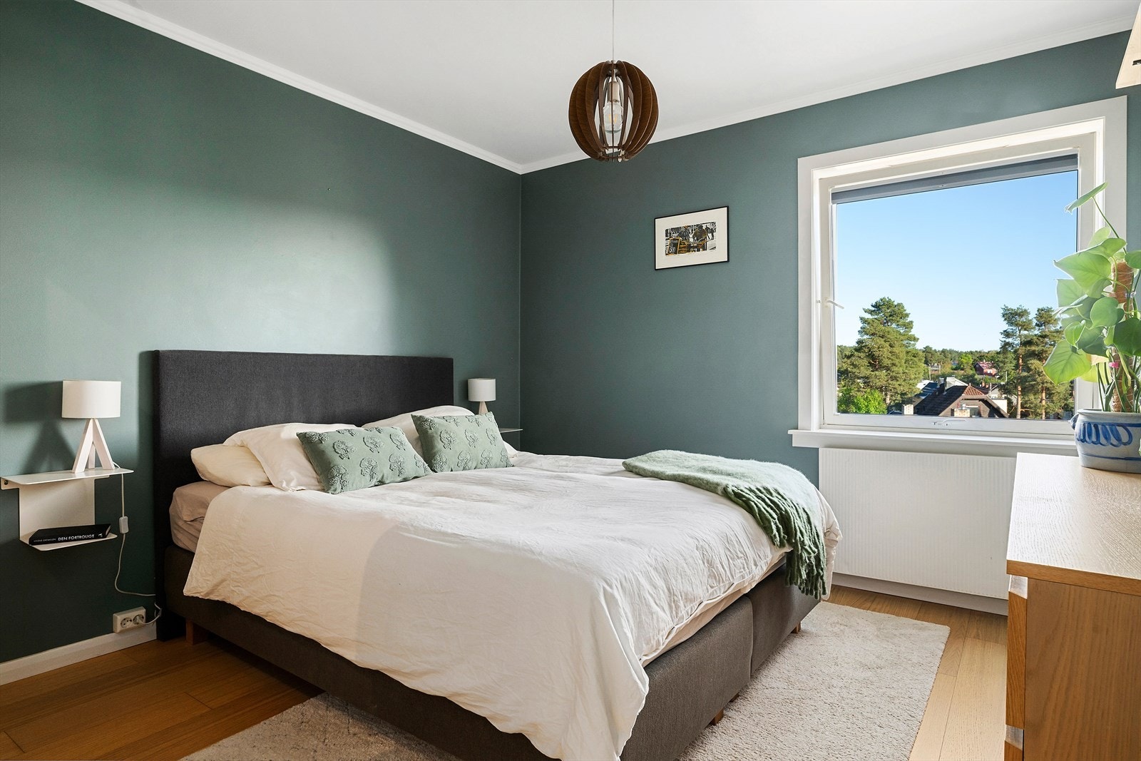 Romslig hovedsoverom med god plass til stor seng. Sengen her er 210 cm (10 cm lenger en standard) Galleribilde
