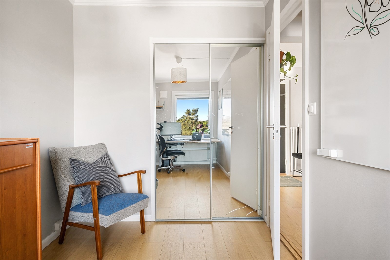 Skyvedørsgarderobe med speilfront Galleribilde