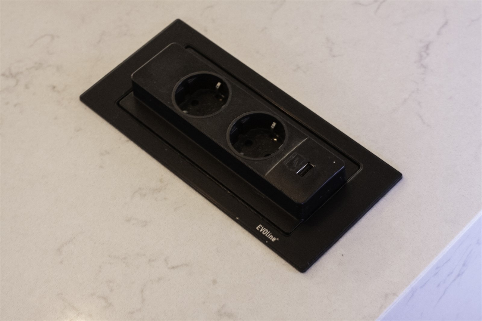 Ekstra stikk og USB i benk på kjøkkenøy (kan skjules når den ikke er i bruk) Galleribilde