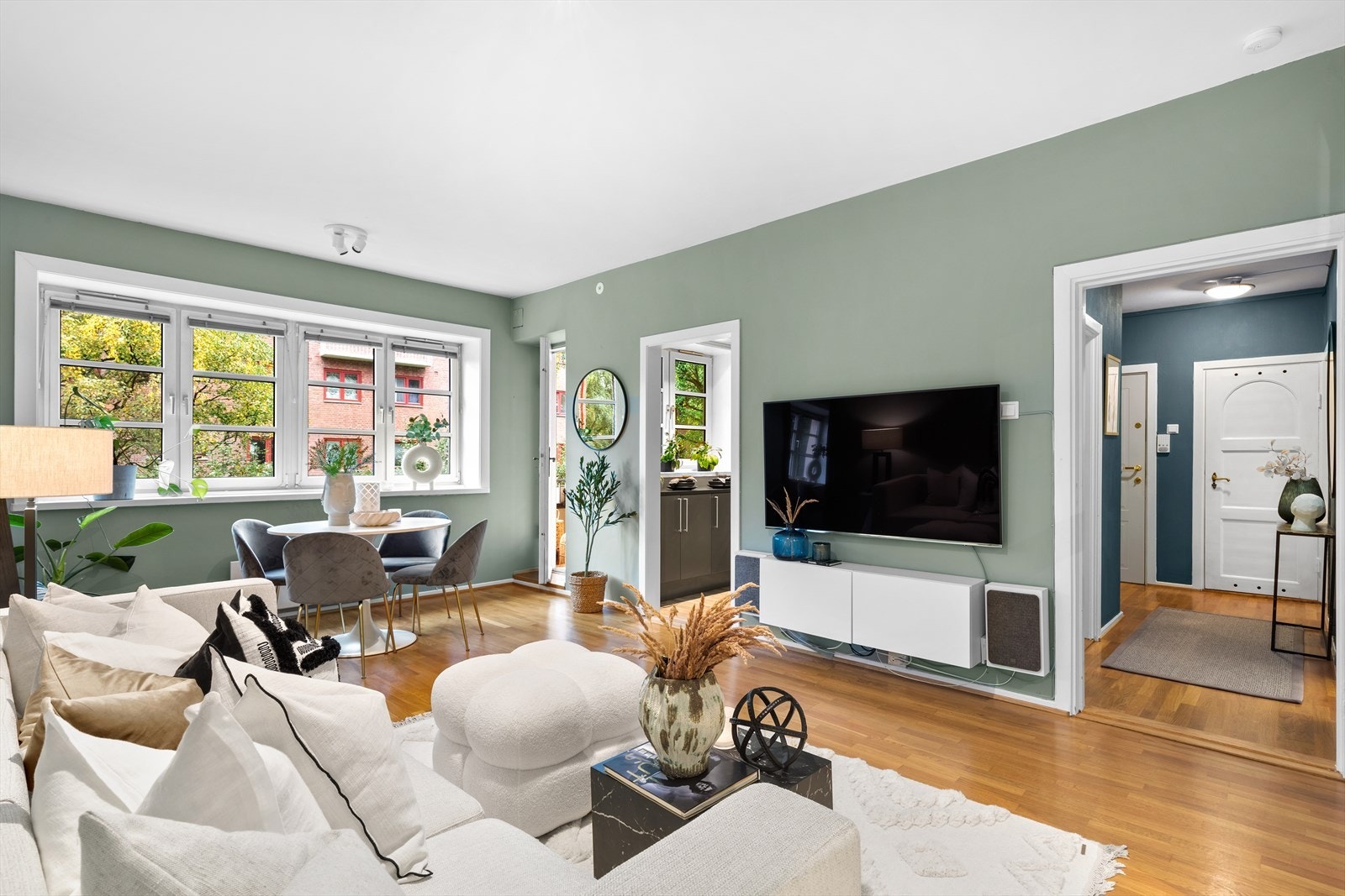 Hyggelig og romslig stue med en fin planløsning Galleribilde