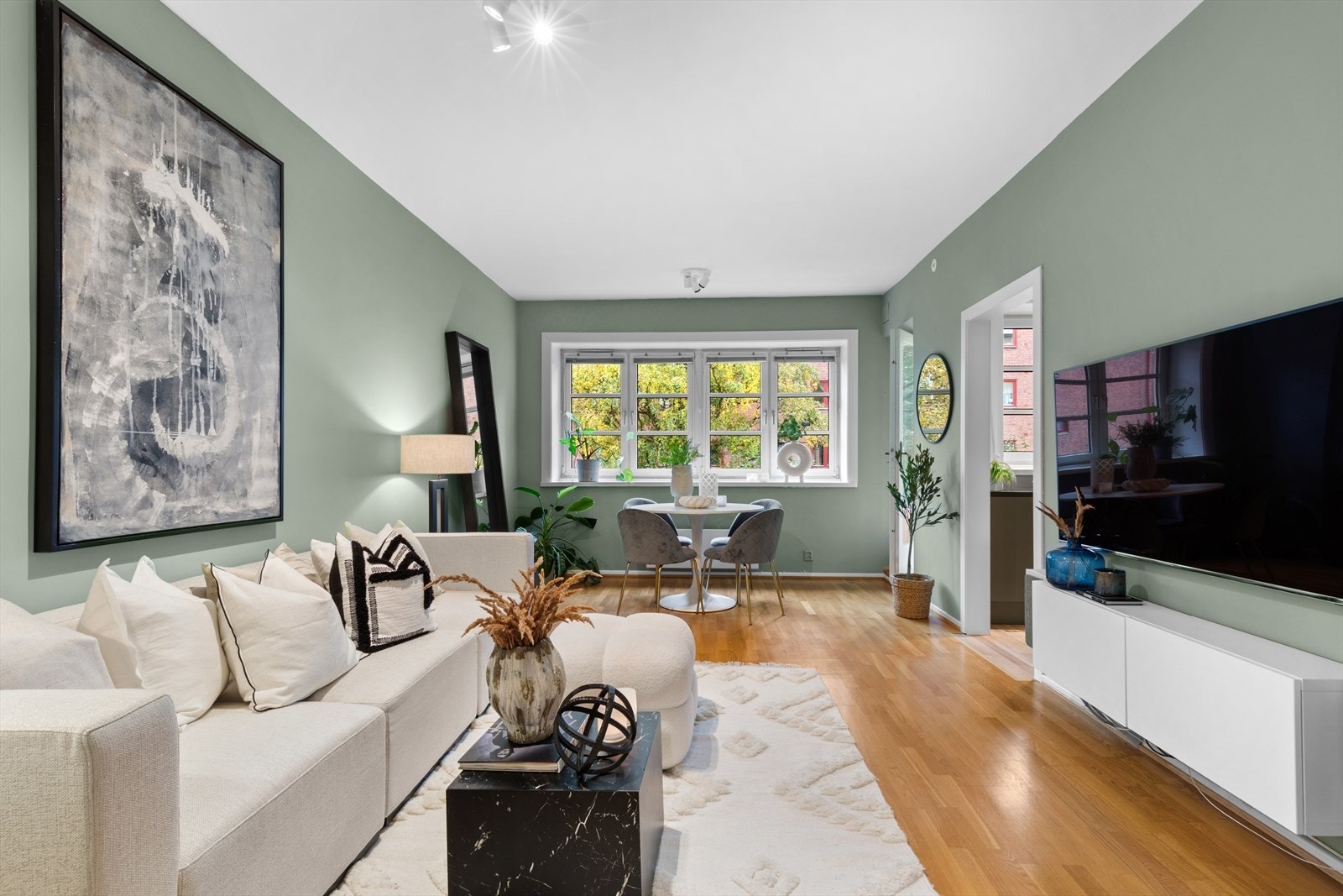 De store vinduene gir godt med naturlig lysinnslipp og bidrar til en luftig romfølelse Galleribilde