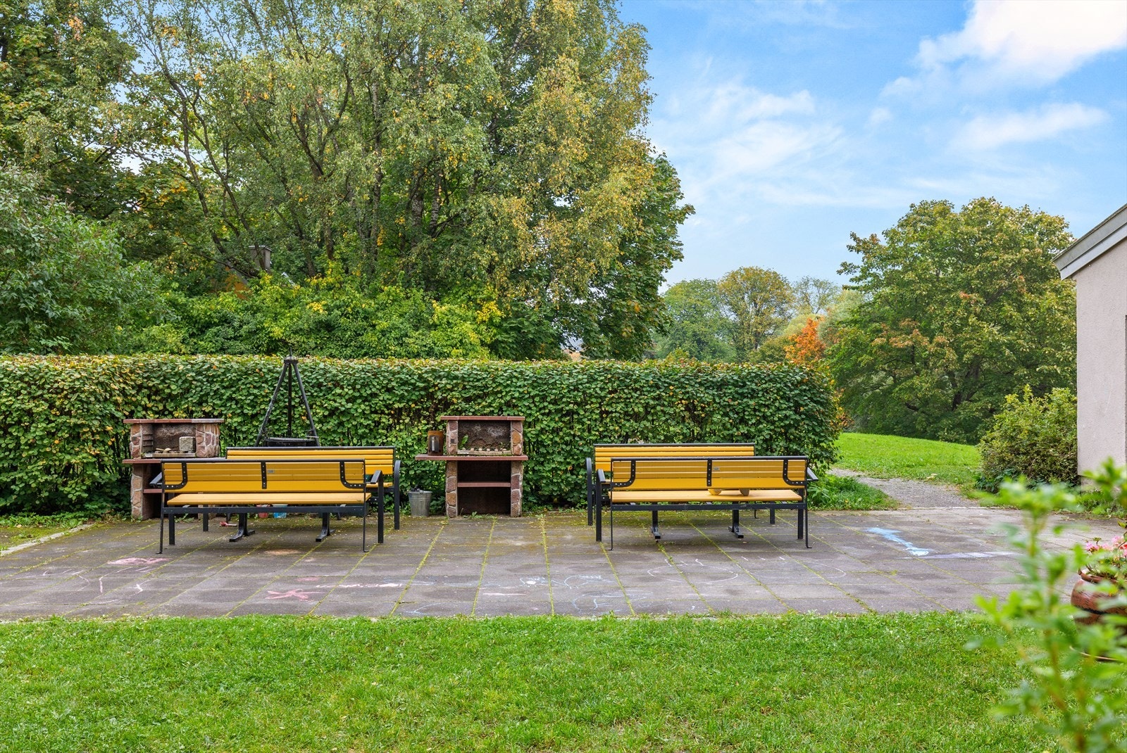 Uteområdet har frukttrær, en liten lekeplass, utemøbler og griller til bruk for andelseierne Galleribilde