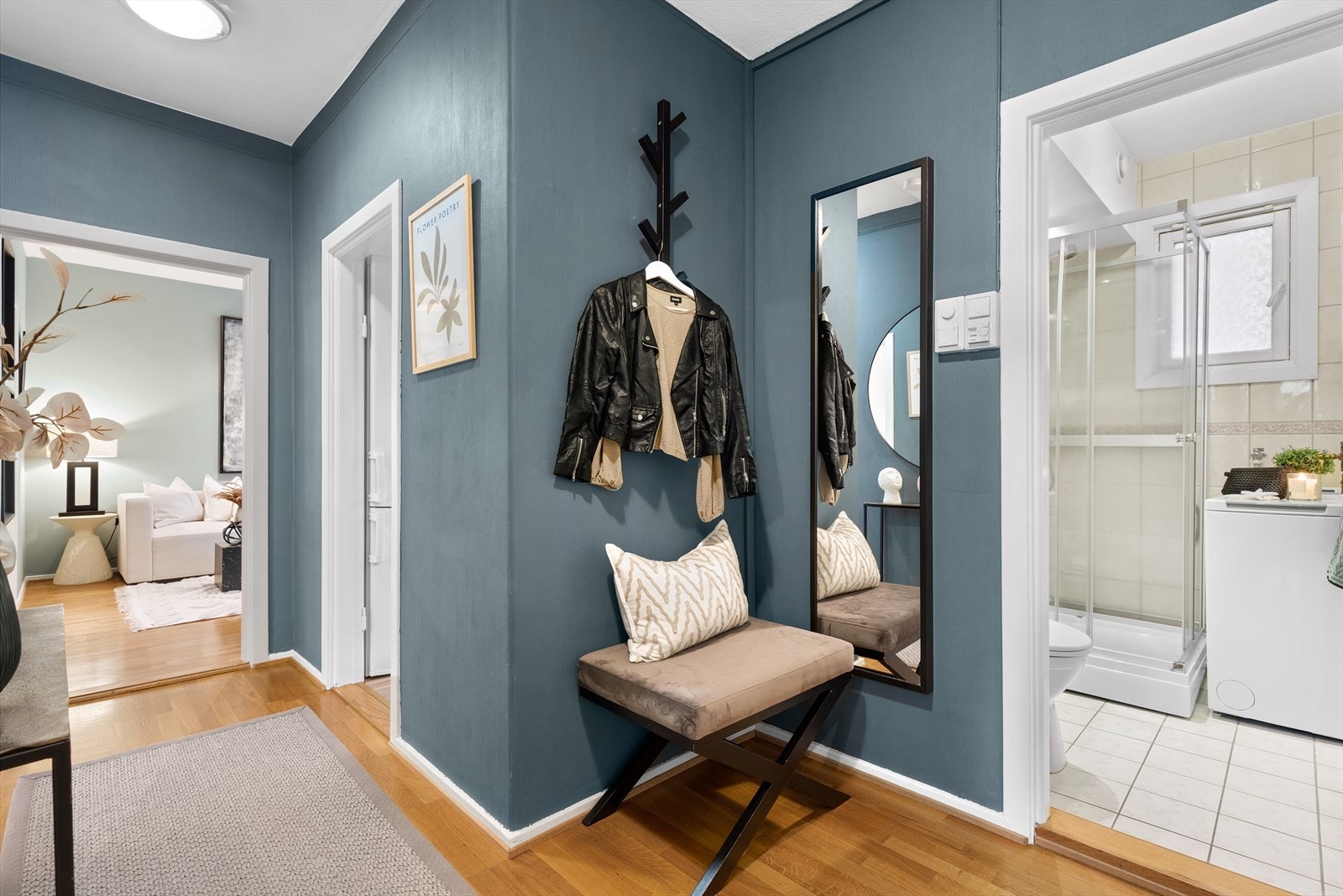 Leiligheten disponerer også en kjeller- og en loftsbod for mer oppbevaring Galleribilde