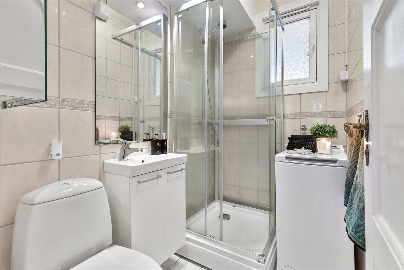 Flislagt bad med opplegg for vaskemaskin Galleribilde