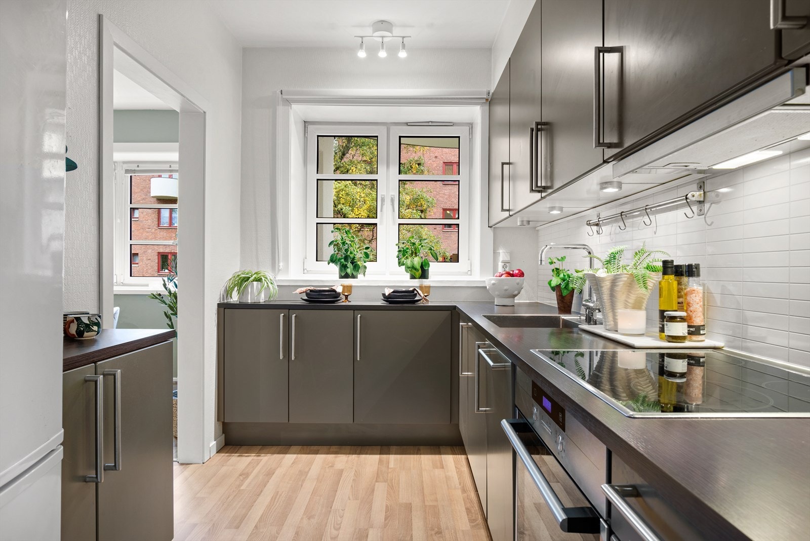 Plassen er svært godt utnyttet med skap- og benkeplass Galleribilde