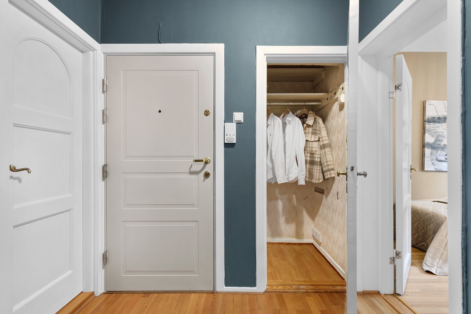 Det er plass til å henge fra seg yttertøy og plassere sko i et praktisk kott Galleribilde