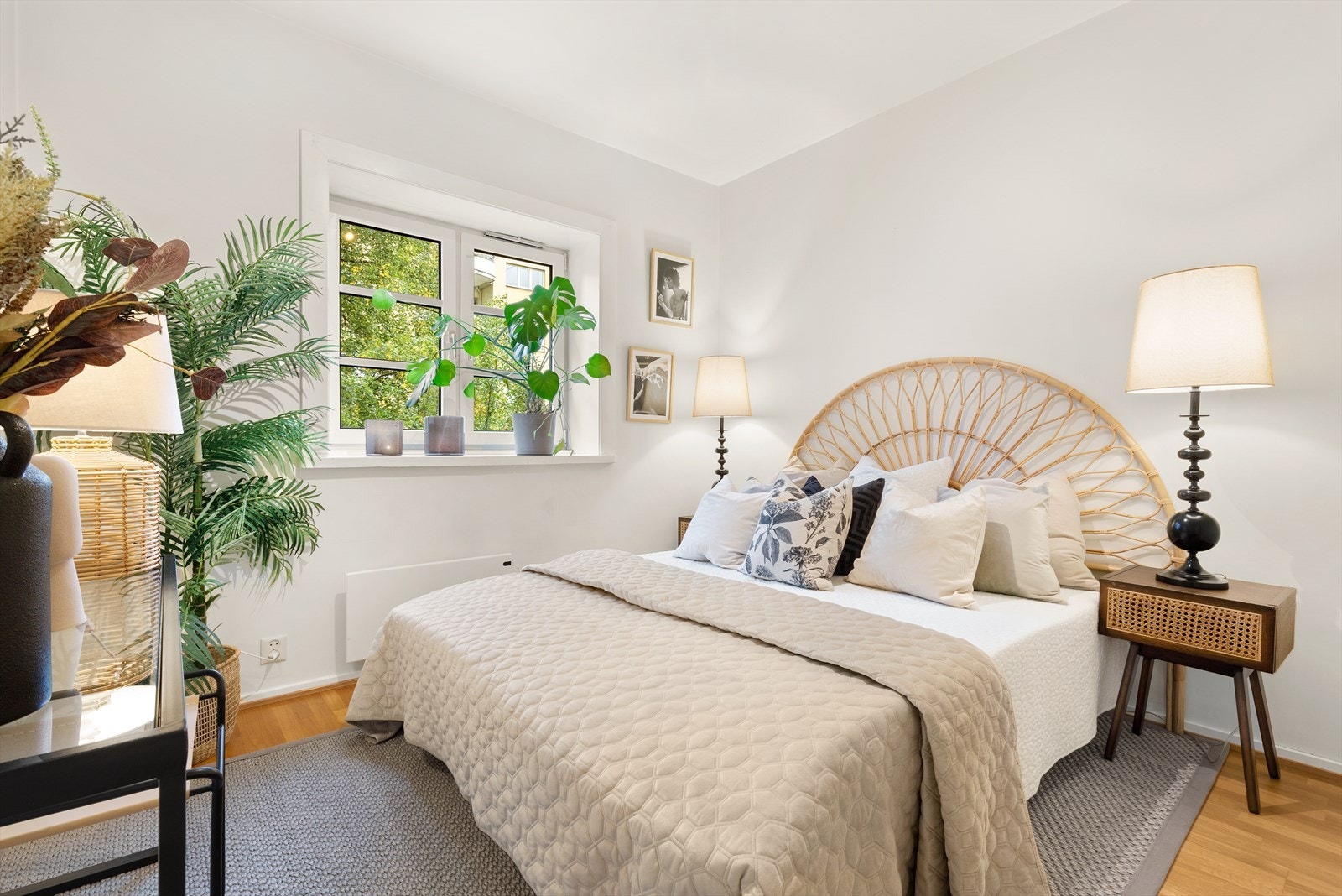 Rommet har hvitmalte vegger og parkettgulv Galleribilde