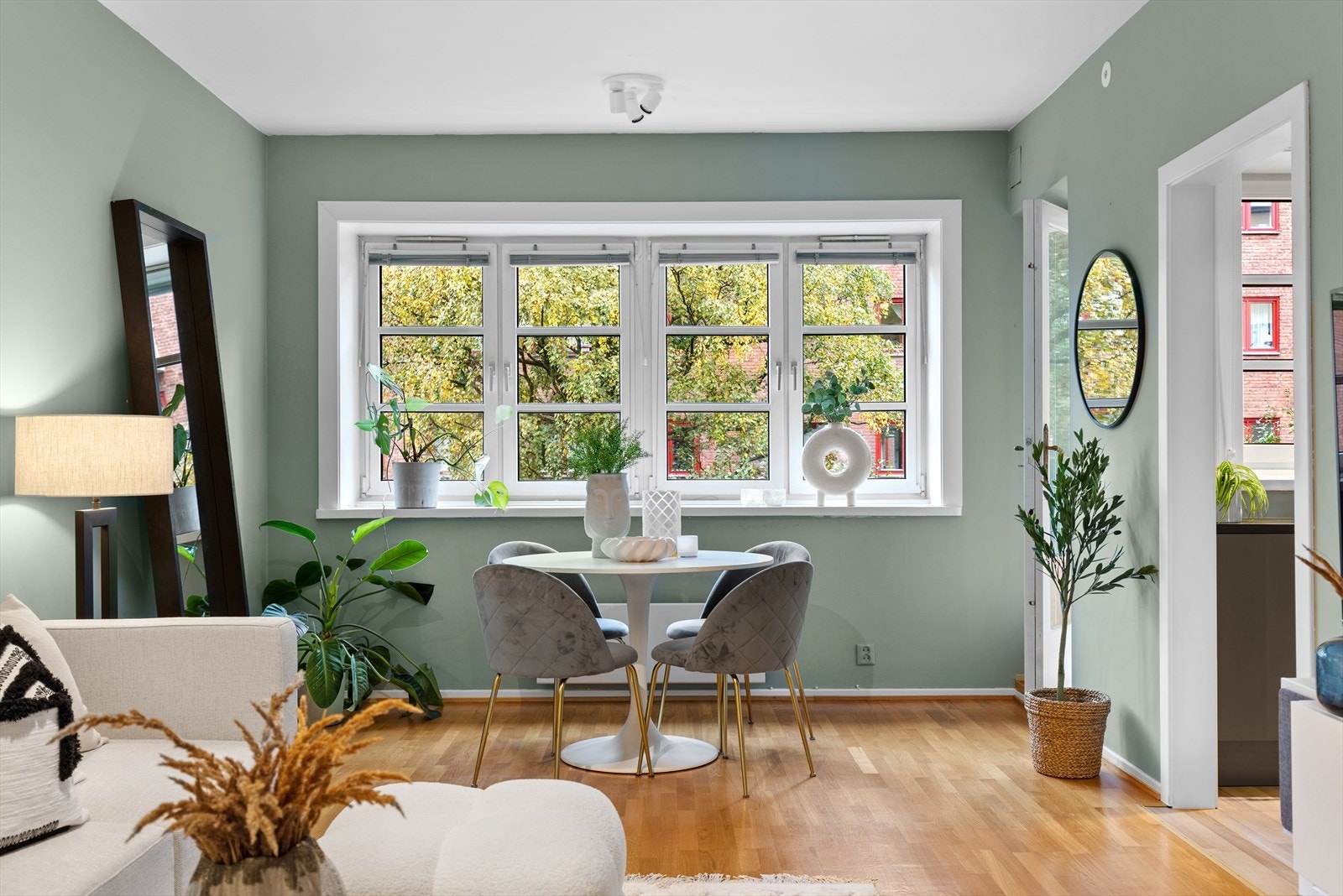 En lys og herlig 4-roms med svært attraktiv og rolig beliggenhet i en enveiskjørt gate, godt tilbaketrukket fra trafikk og bystøy Galleribilde