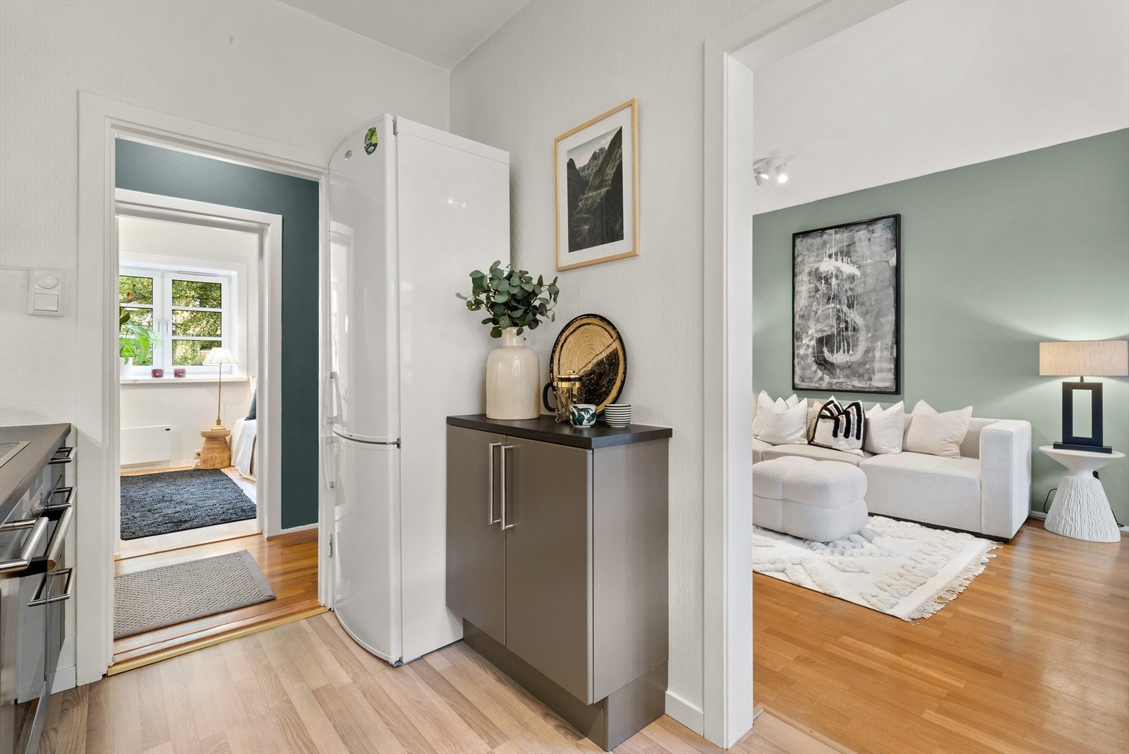 Kjøkkenet ligger i delvis åpen løsning til stuen, som gir en luftig romfølelse Galleribilde