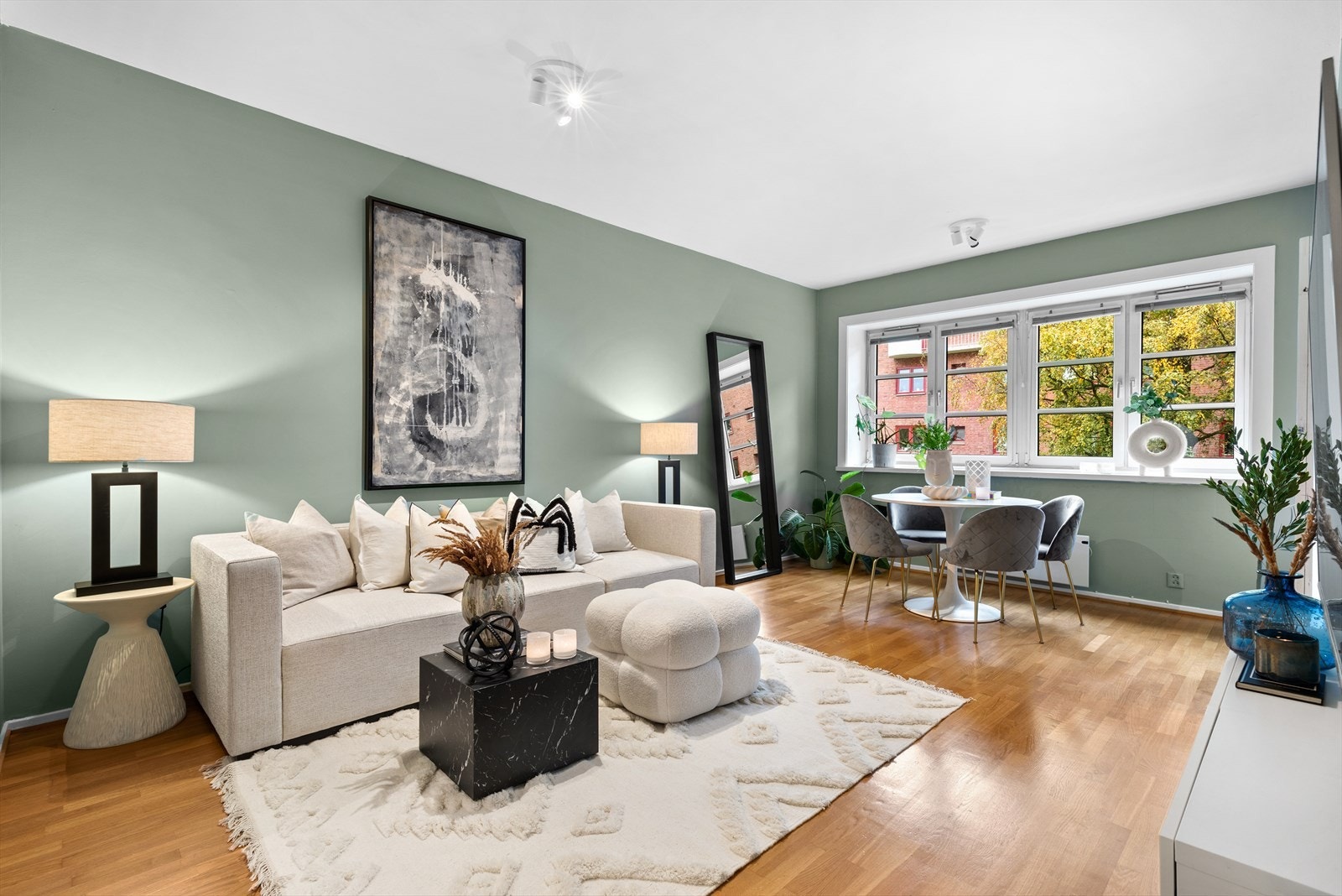 Det er gode møbleringsmuligheter for sofagruppe, spisebord og annet møblement Galleribilde