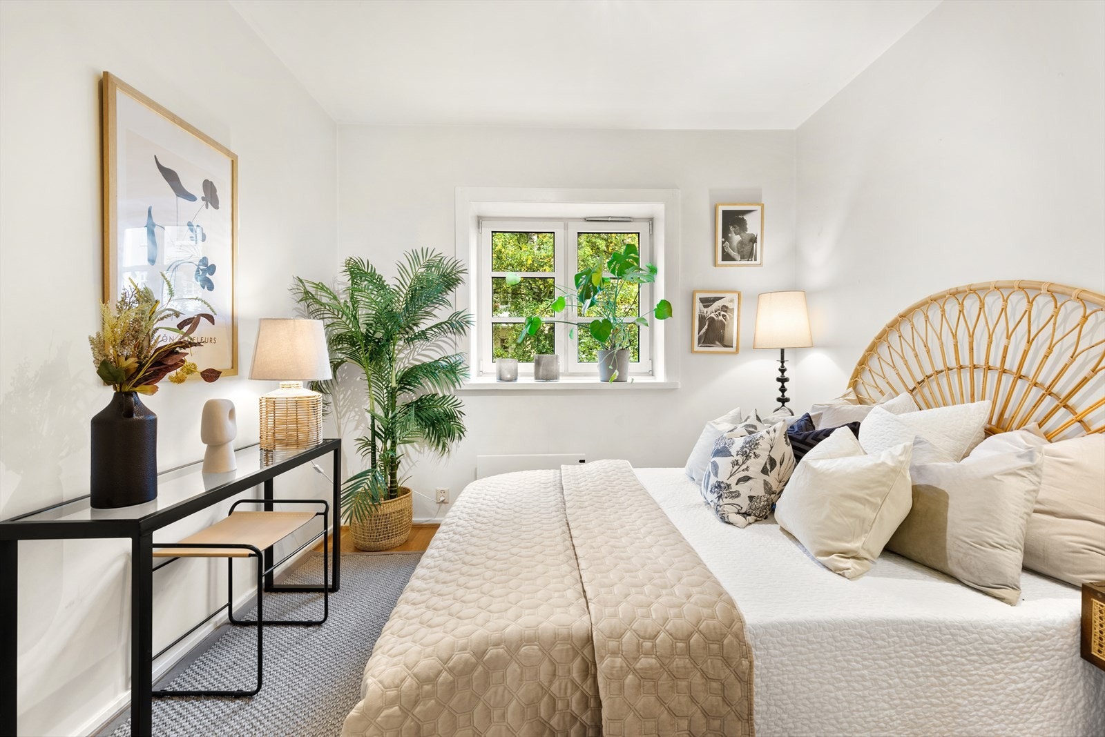 Boligen byr på tre fine soverom. Lunt og romslig hovesoverom med god plass til dobbeltseng, nattbord og garderobeskap Galleribilde