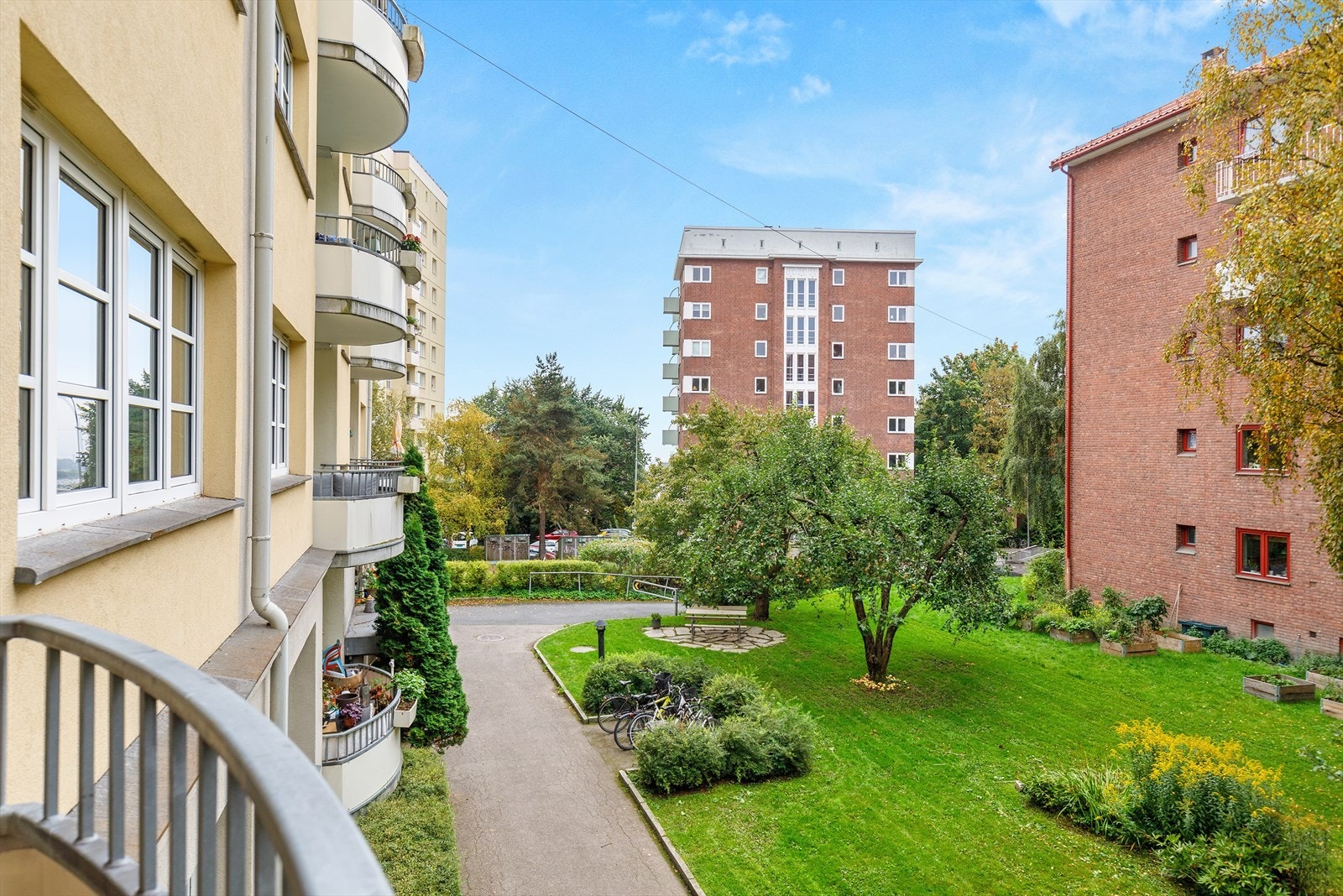 Balkongen vender mot rolige og hyggelig fellesområder Galleribilde