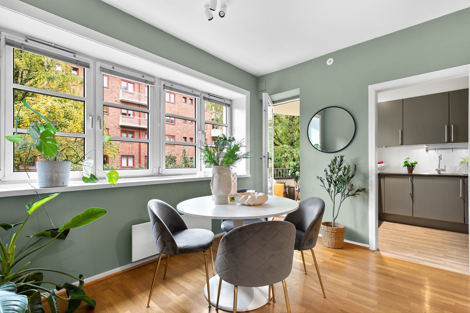 Det er god plass til å invitere til en hyggelig middag rundt spisebordet Galleribilde