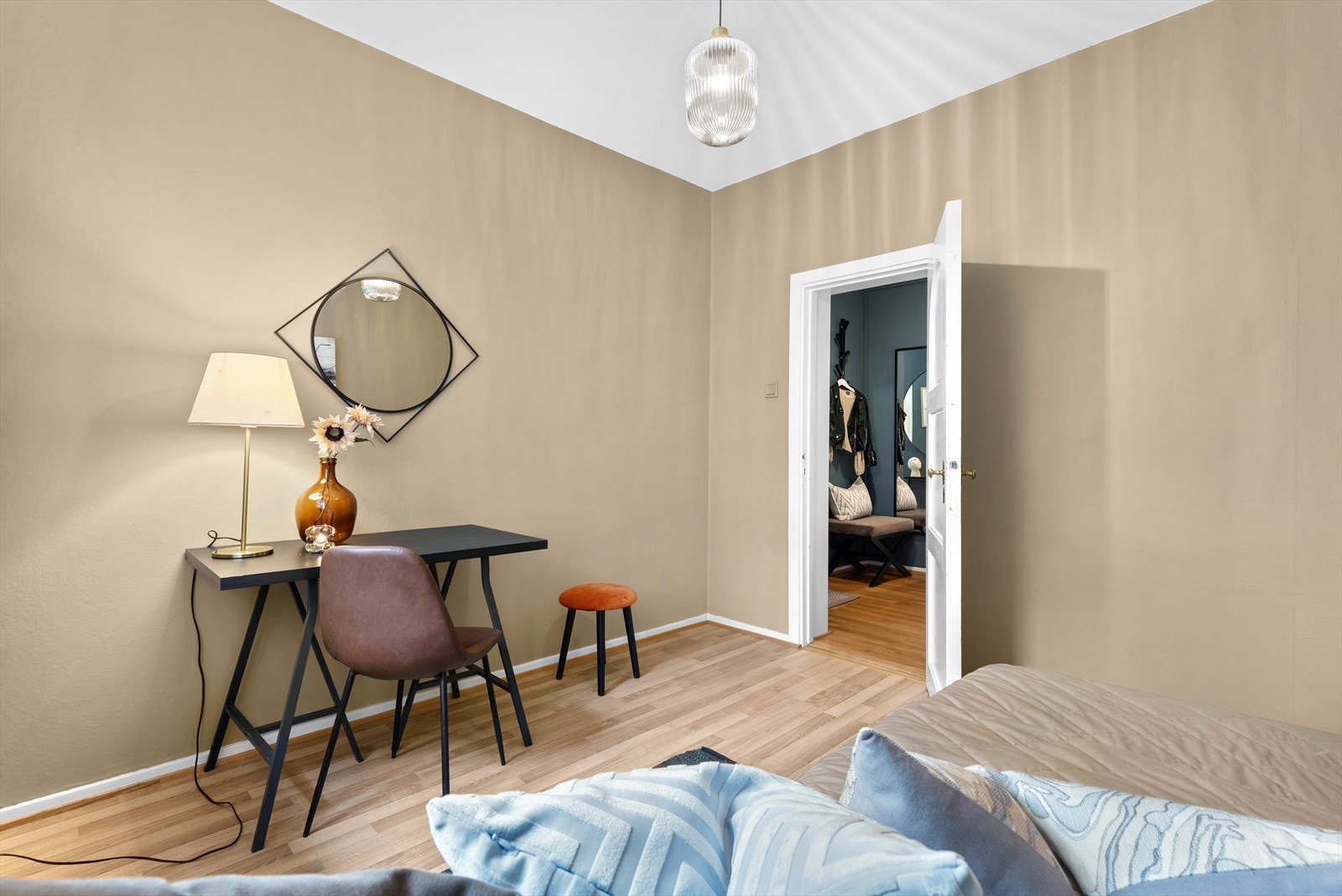 Rommet har flere innredningsmuligheter og passer utmerket som gjesteværelse, barnerom eller kontor Galleribilde