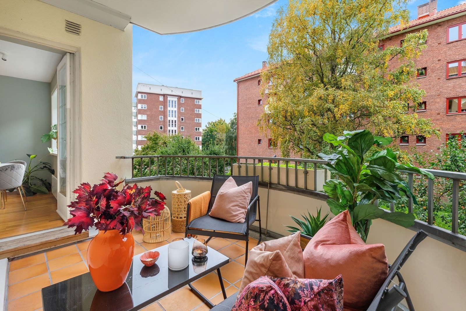 Det er god plass for sittegruppe, grill og beplantning Galleribilde