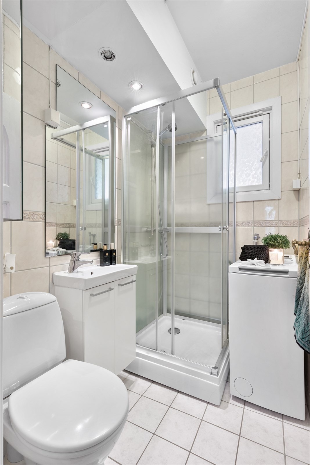 Badet har videre varmekabler i gulvet, dusjkabinett og gulvmontert toalett Galleribilde