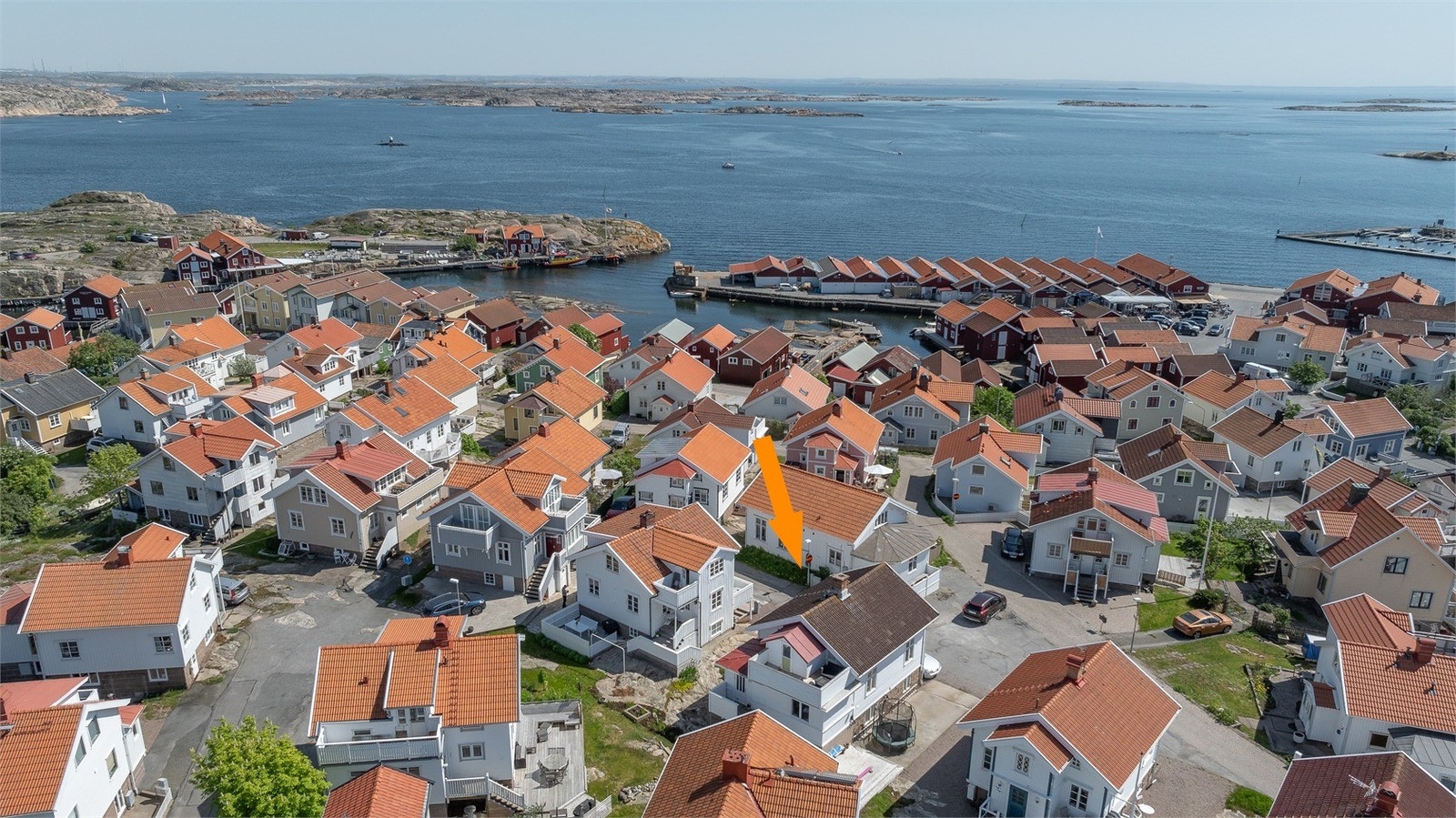 Ett stenkast från sjöbodar och hav Galleribilde