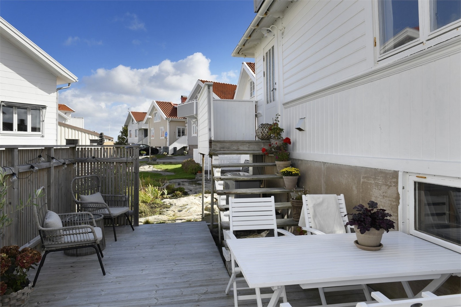 Uteplats med plats för såväl matbord som loungeset Galleribilde