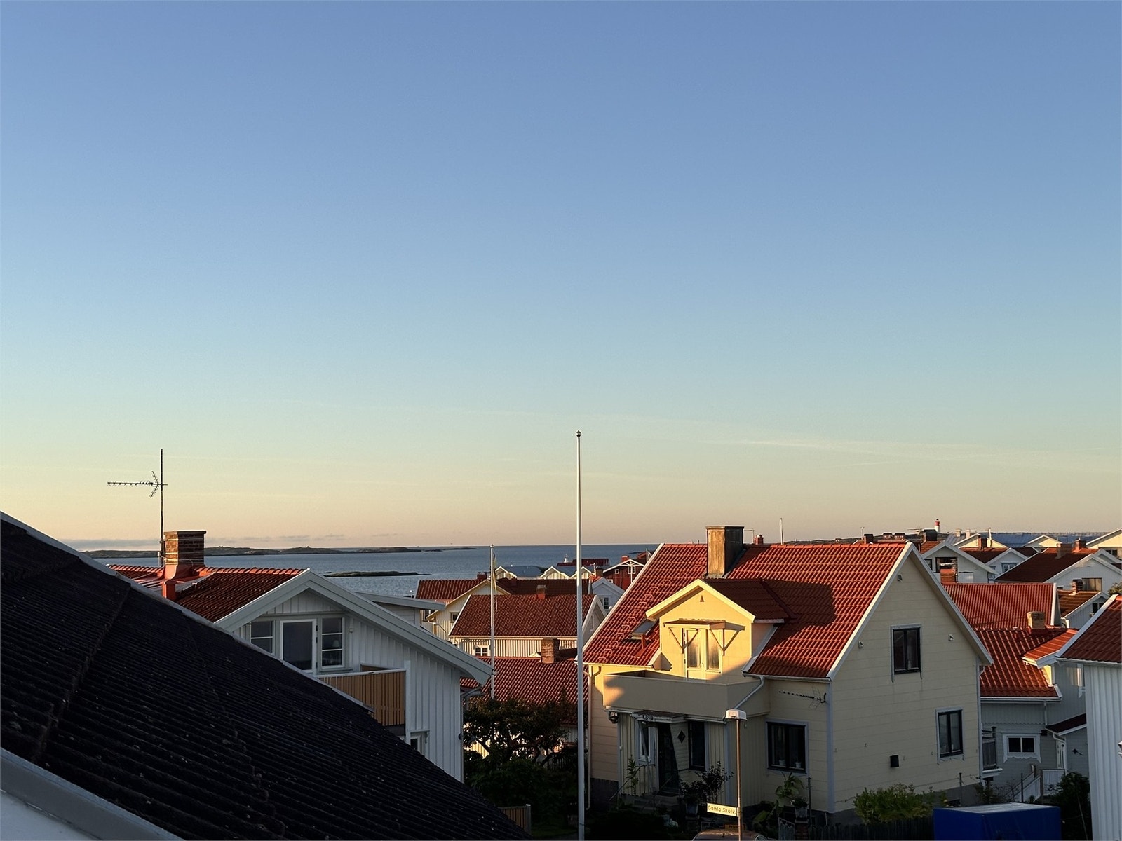 Utsiktsbild mot hav, holmar och Hållö! Galleribilde