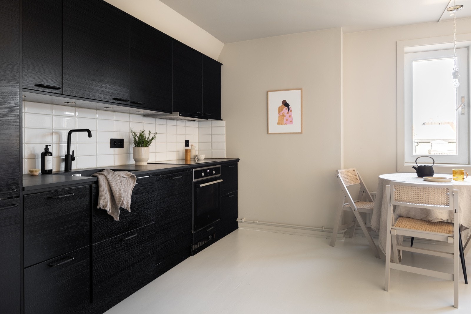 Epoq kjøkkeninnredning fra 2020 med slette fronter og benkeplate av laminat. Galleribilde