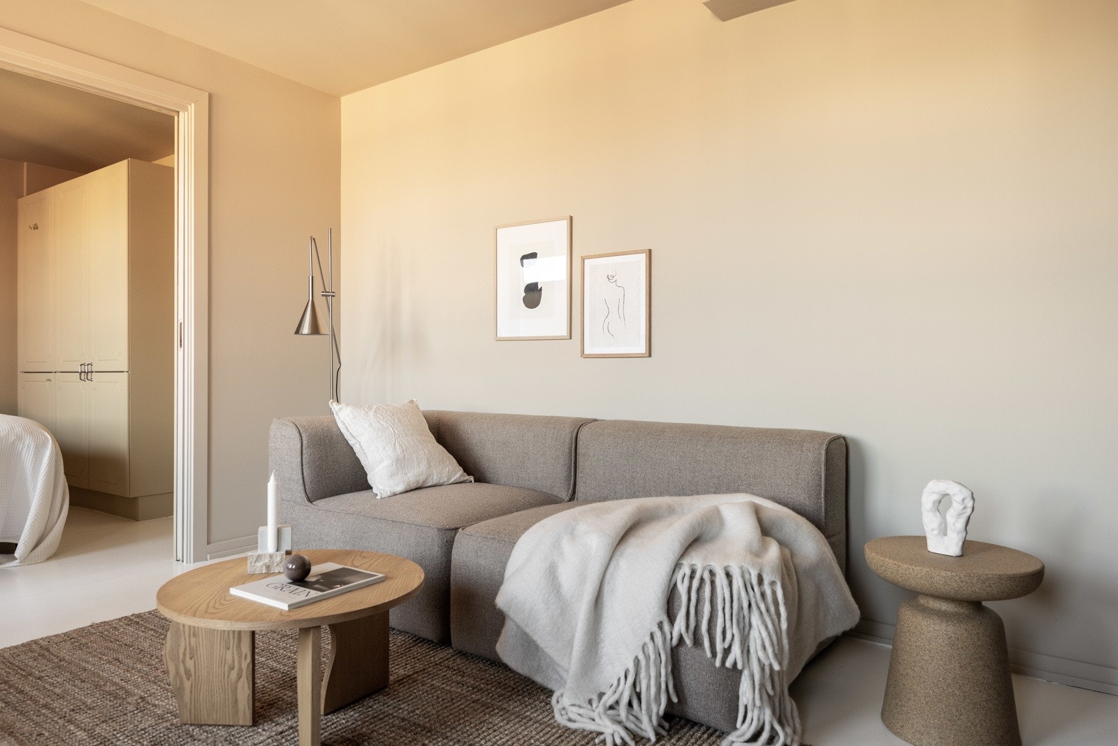 Stuen kan enkelt innredes med både sofa- og spiseseksjon. Galleribilde
