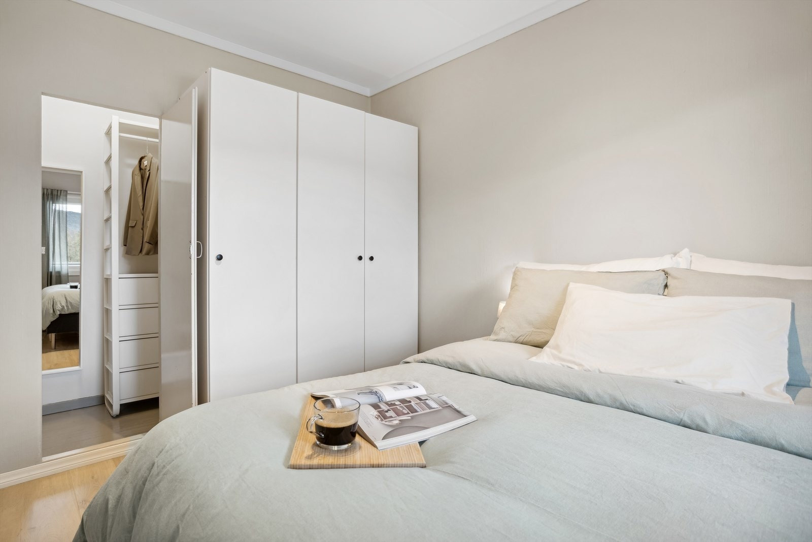 Godt med skapplass i tillegg til garderobe. Galleribilde