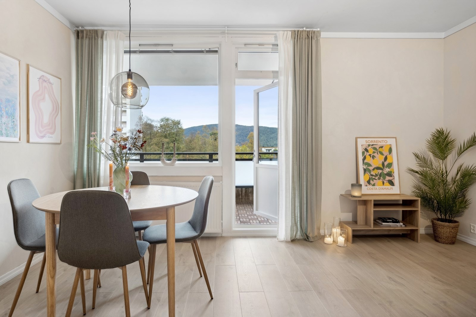 Store vindusflater som gir godt med lysinnslipp. Galleribilde