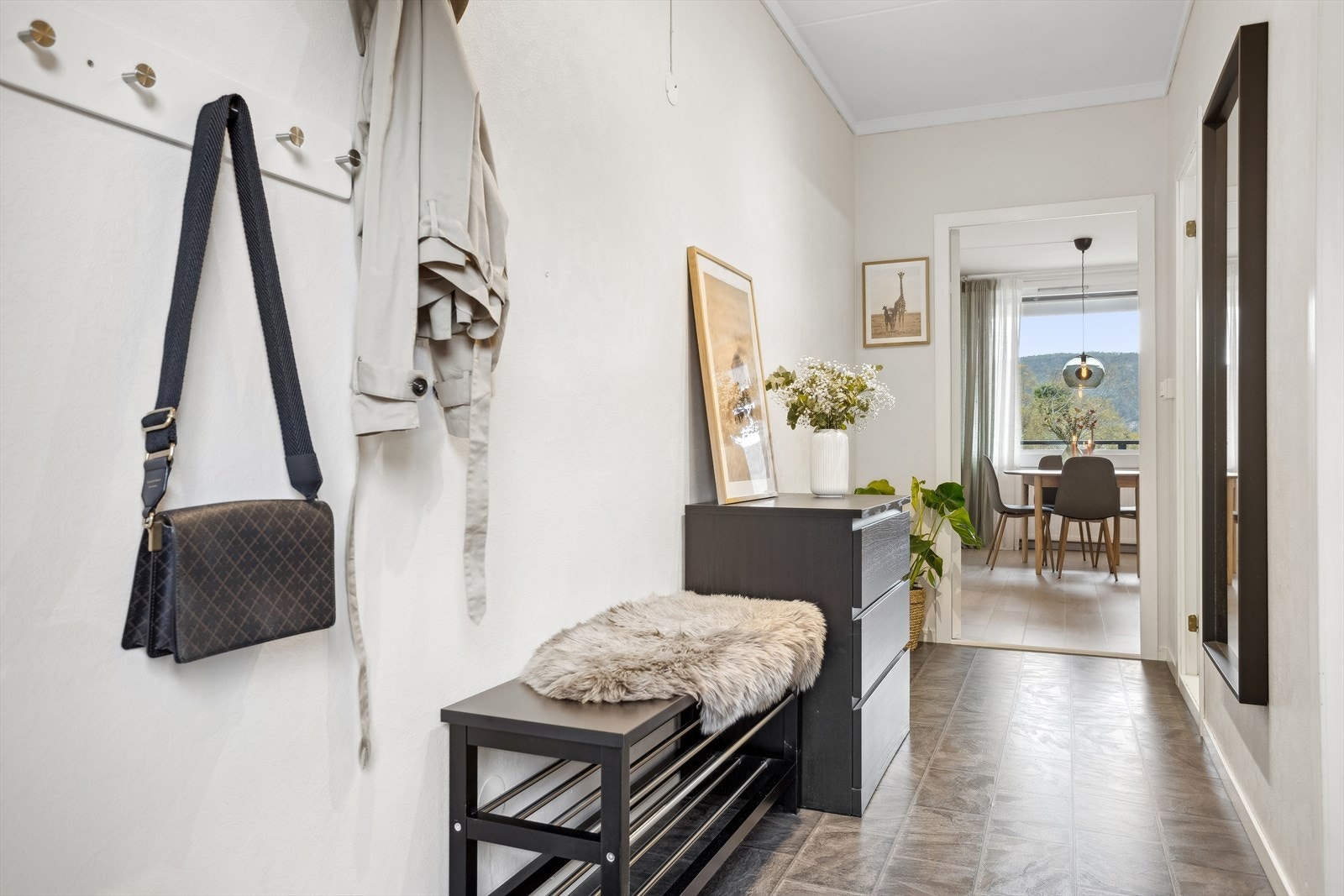 Trivelig og luftig gang som ønsker deg velkommen inn! Galleribilde