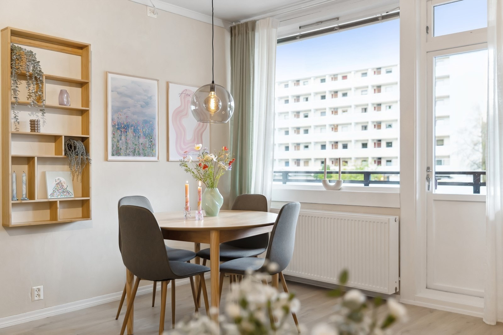Koselig spiseplass, her inviteres det til en rolig kopp med morgenkaffe - Eller en rask matbit til folk på farten. Galleribilde