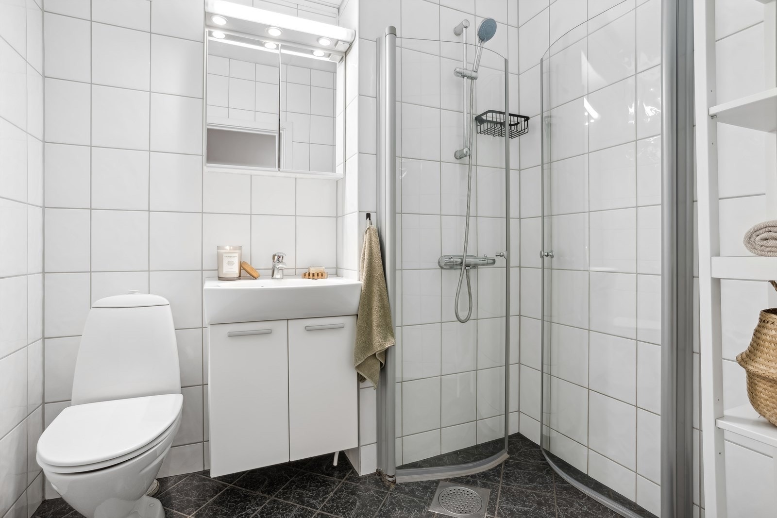 Pen helfliset bad med varme i gulv. Rommet har toalett, servant med innredning og dusj. Avtrekk via felles ventilasjonssjakt i bygget. Et godt sted å starte dagen! Galleribilde