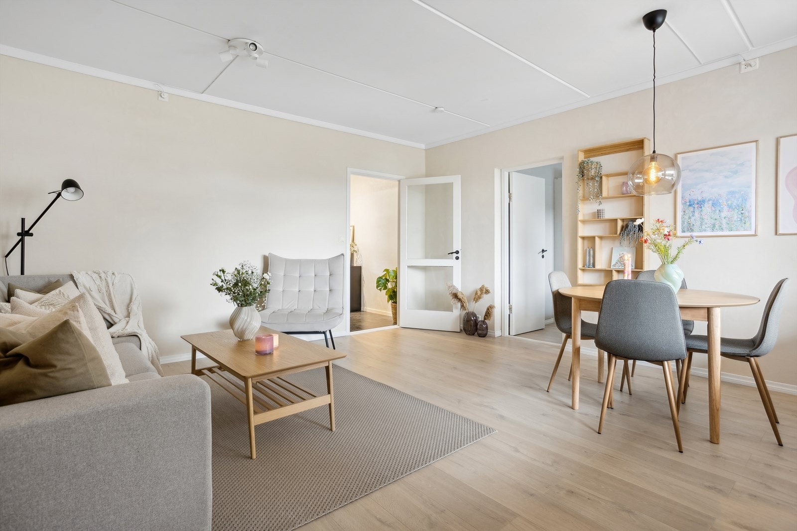 Lys og romslig stue - God plass til sofagruppe og tv-møblement. Galleribilde