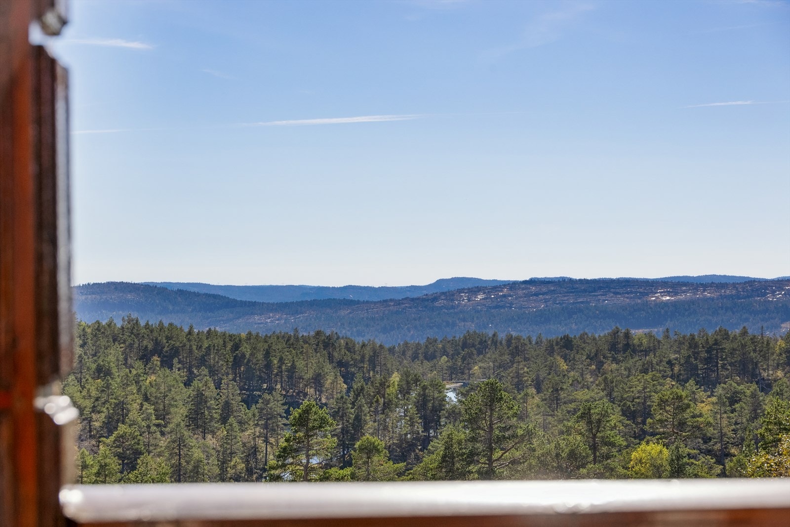 Flott utsikt ut over fjellheimen Galleribilde
