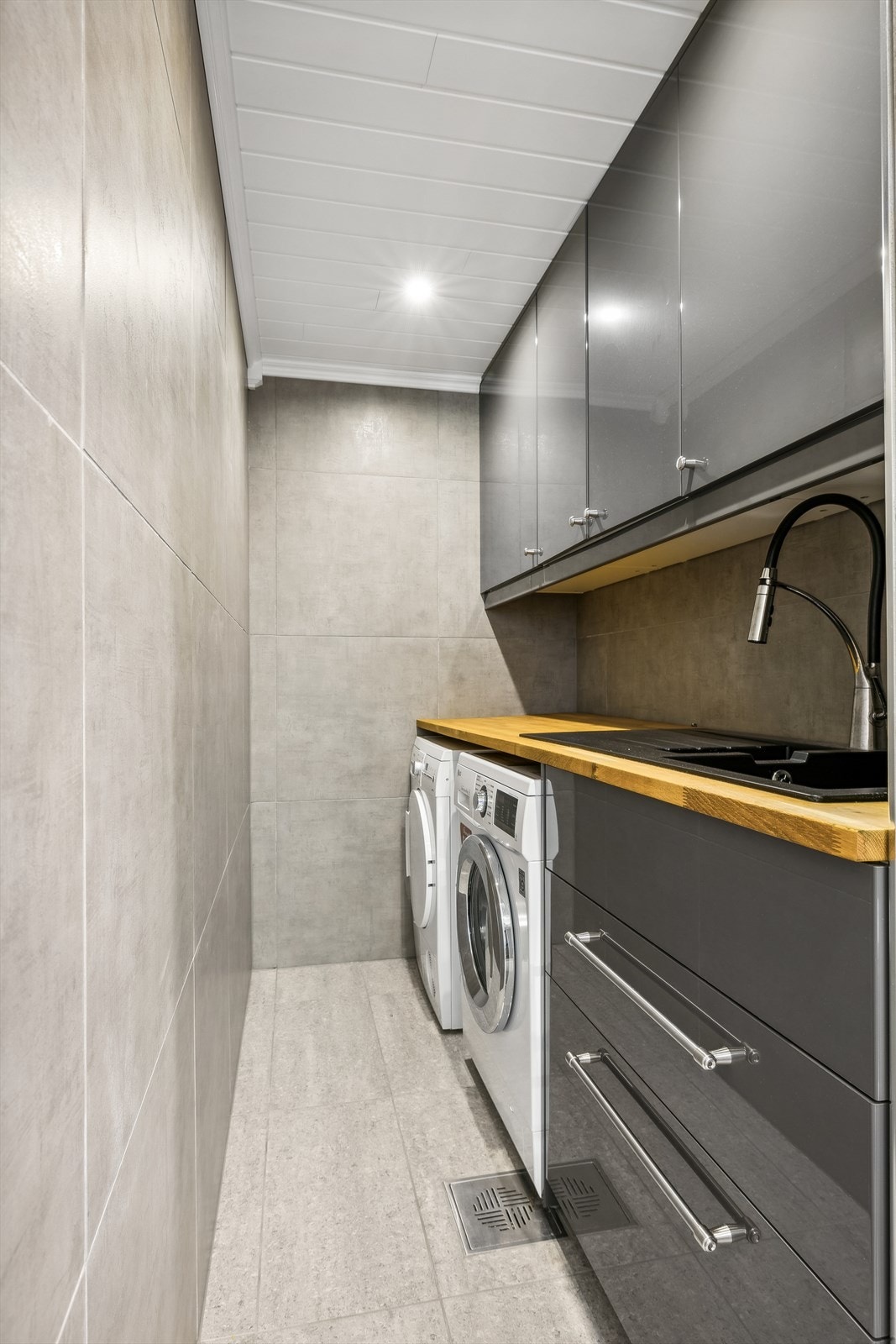 Vaskerom i tilknytning til bad, vaskemaskin og tørketrommel følger med Galleribilde