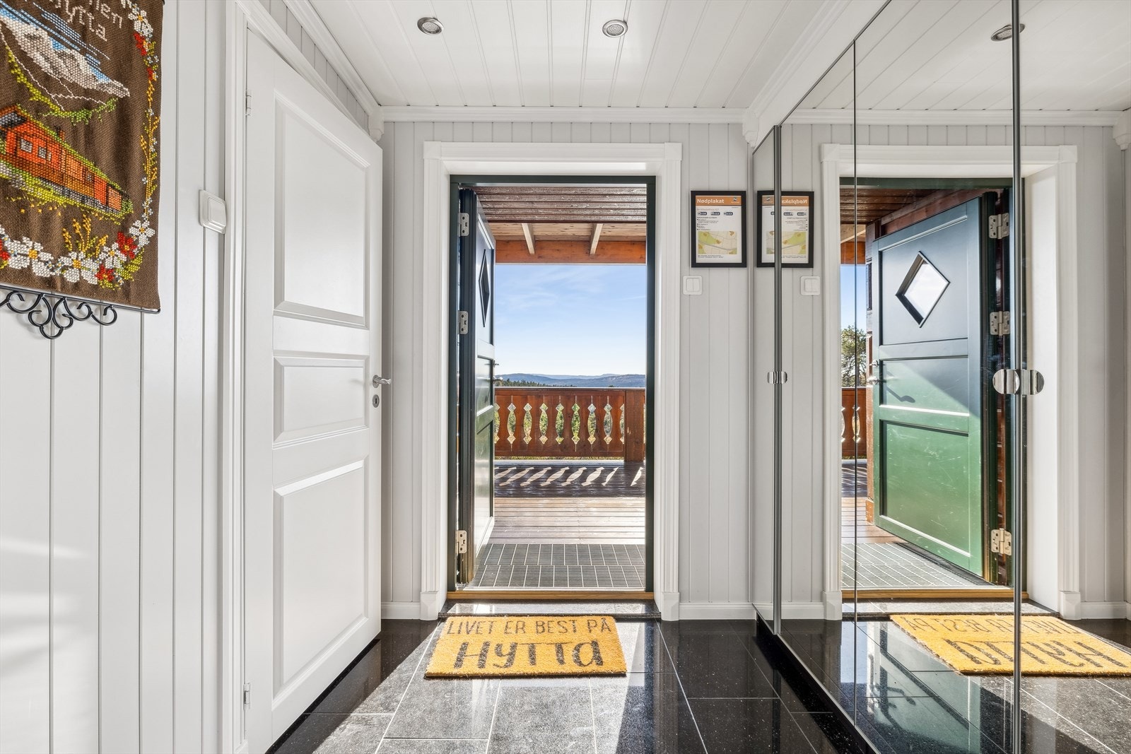 Entré med god skapplass. Varmekabler i gulv Galleribilde