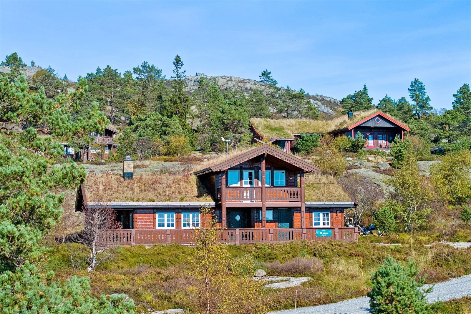 En lekker og svært gjennomført hytte som glir fint inn i terrenget Galleribilde