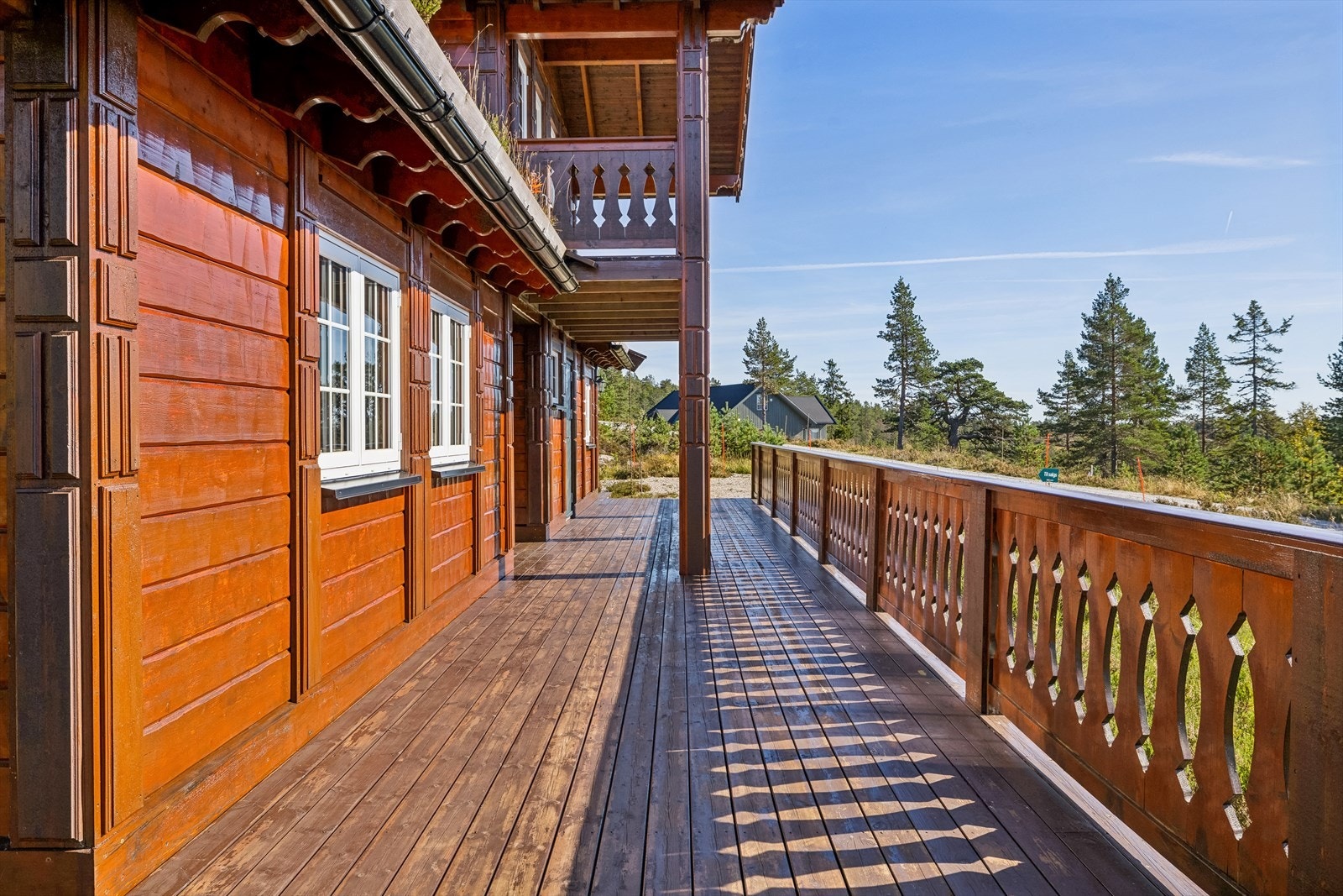 Hytta har flotte detaljer og utsjæringer Galleribilde