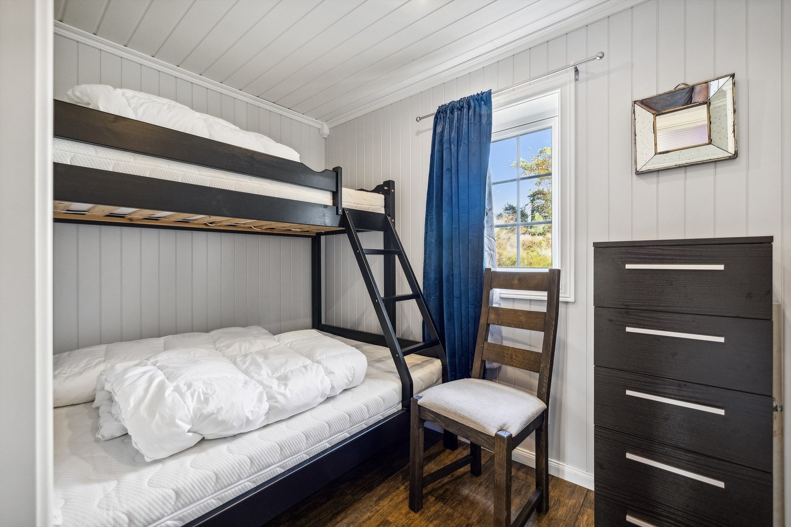 Det er tilsammen fire soverom i hytta, to oppe og to nede Galleribilde