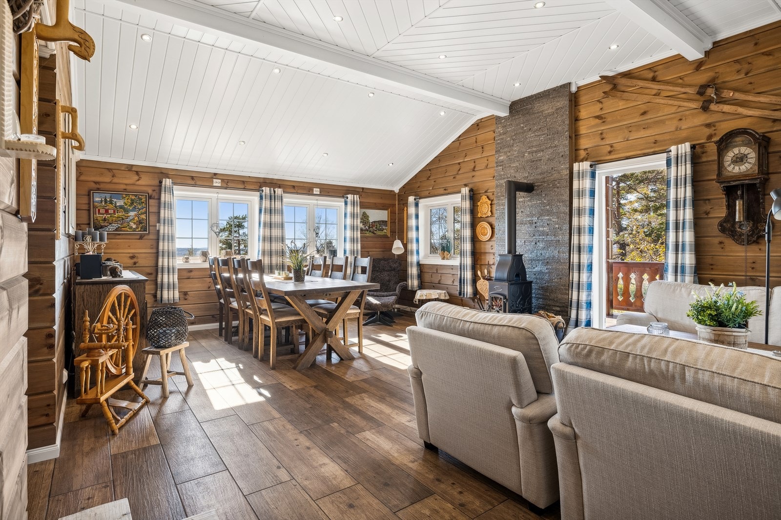 I stuen er det god takhøyde, utgang til overbygd uteplass Galleribilde