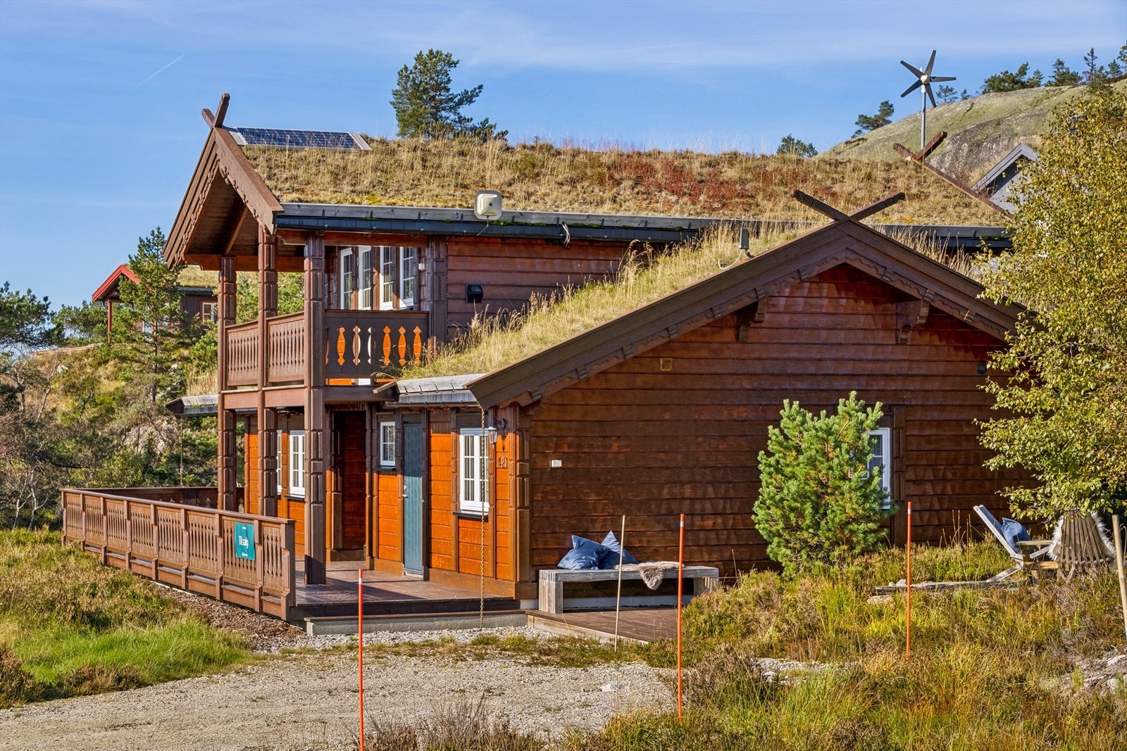 Solceller på tak og vindmølle drifter det meste av innvendig belysning Galleribilde
