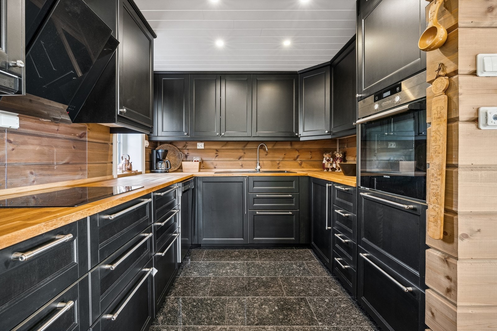 Kjøkken med integrert komfyr, platetopp og oppvaskmaskin Galleribilde