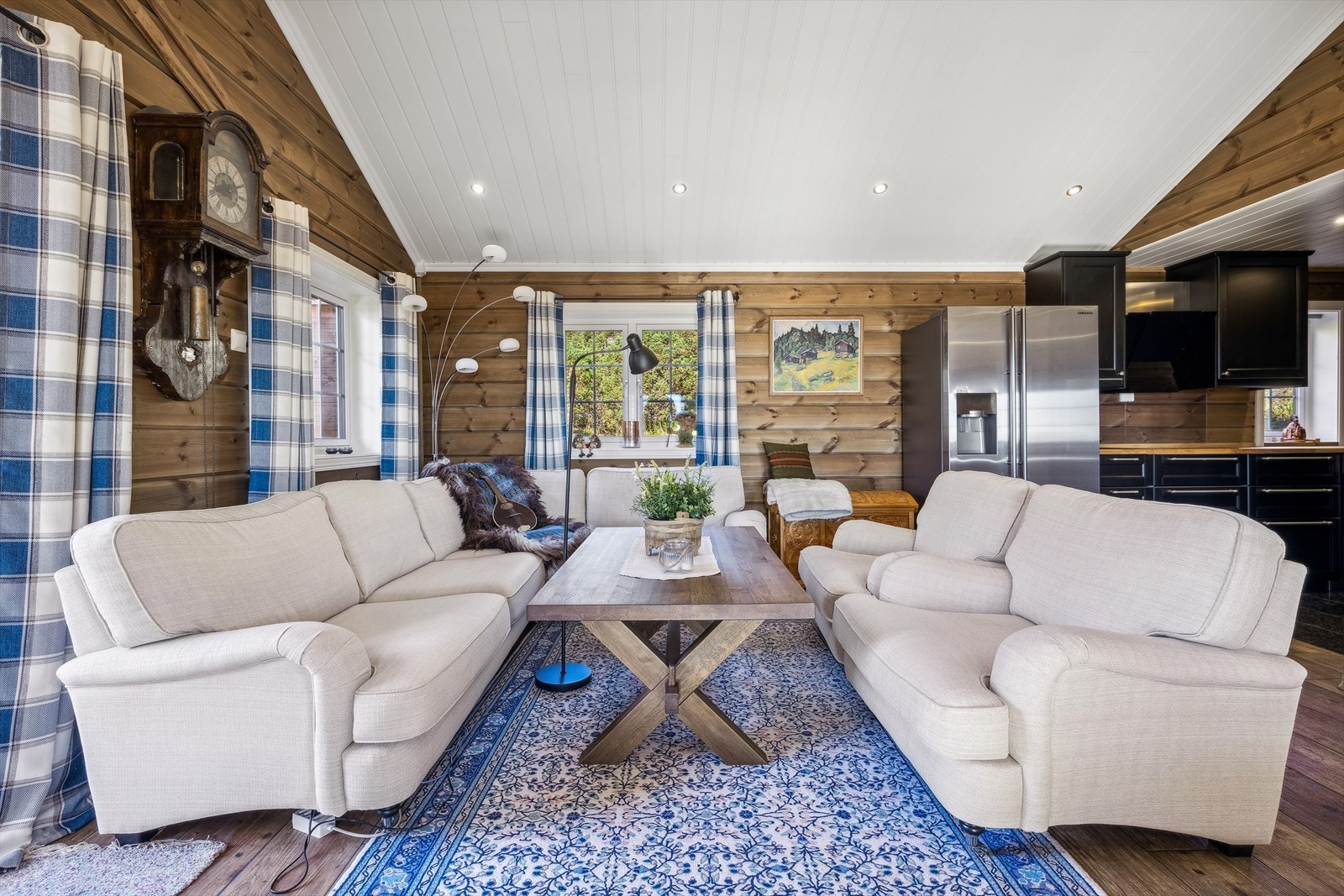 Sofa gruppe og spisebord følger med hytta Galleribilde