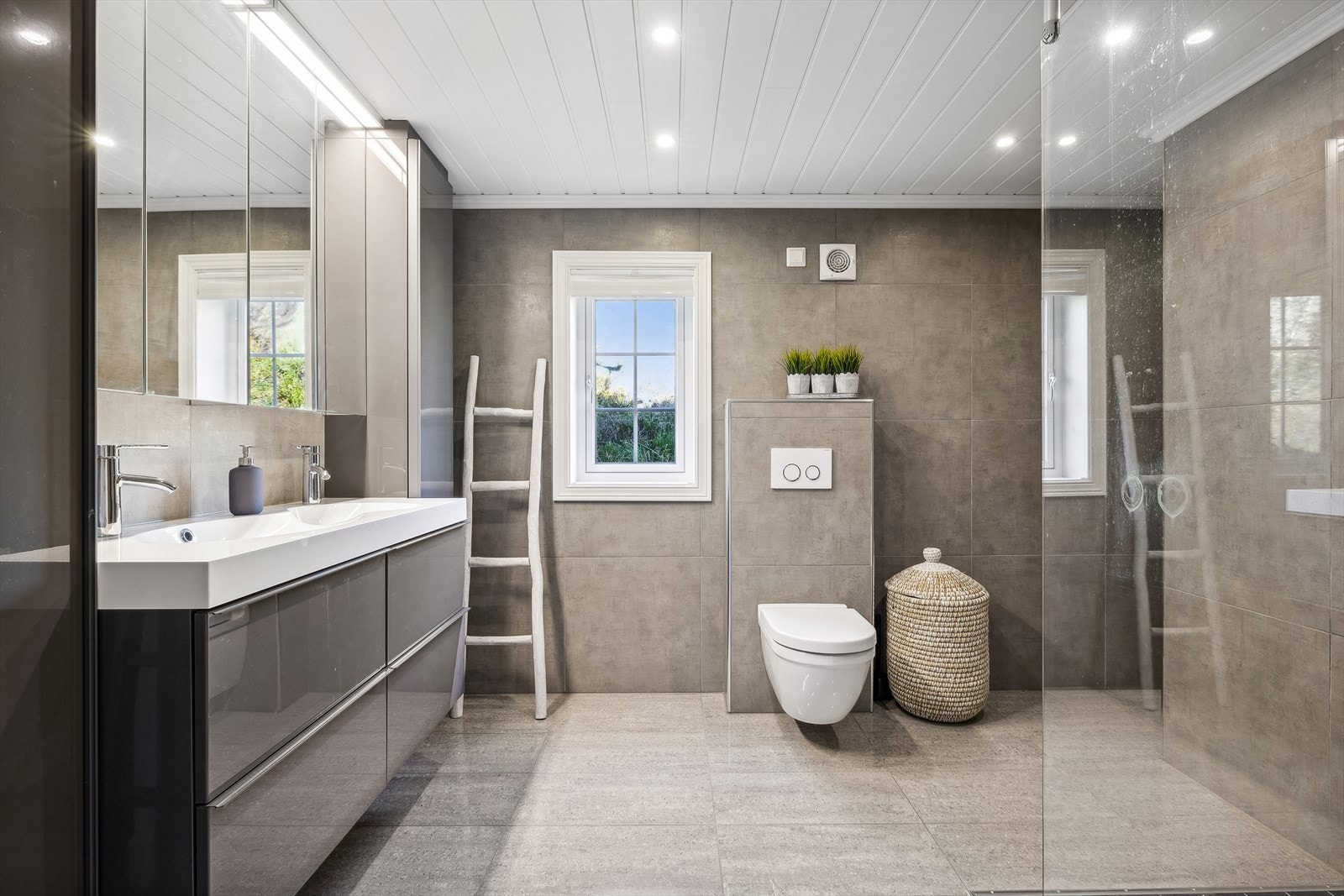 Pent flislagt bad med varme i gulv Galleribilde